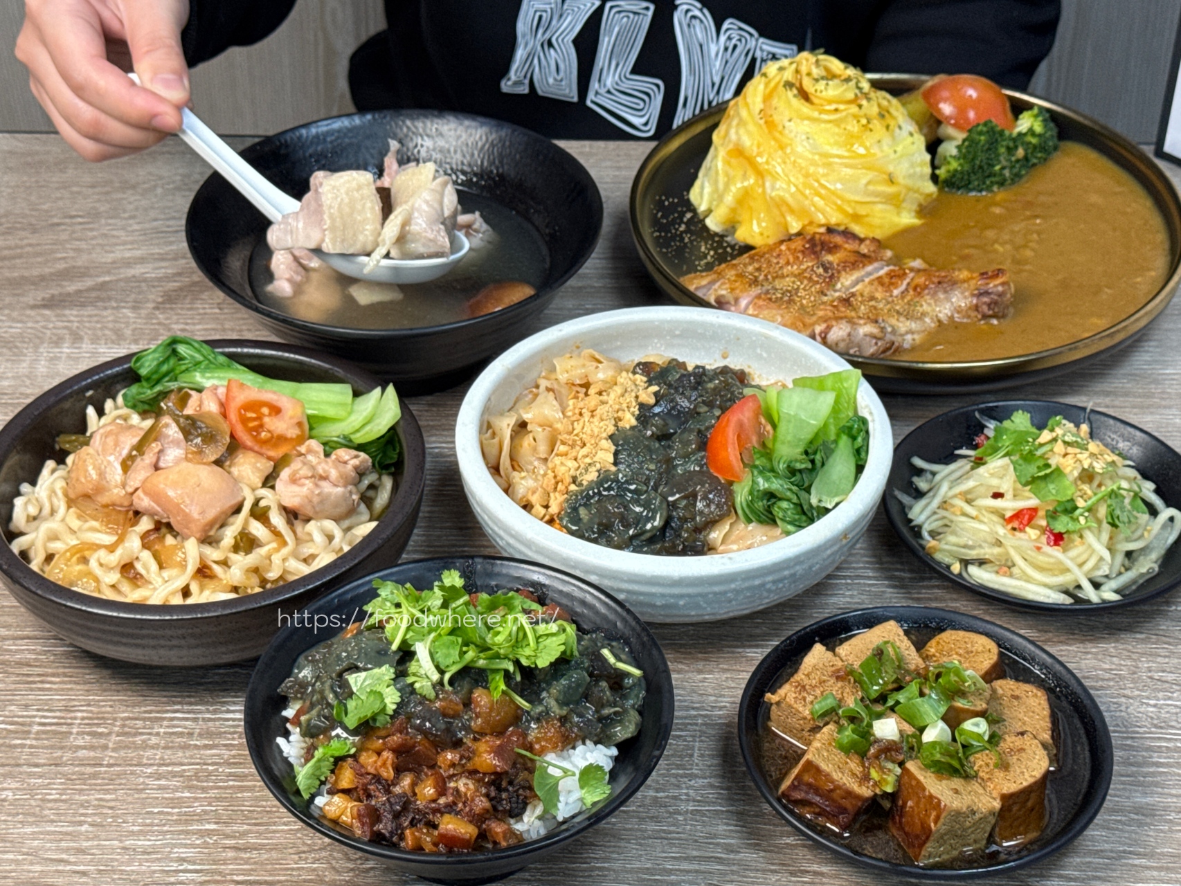 （2025最新菜單）高雄最強麻辣皮蛋拌麵《祿賜LUCI》咖哩飯必加超強螺旋滑蛋包 高醫商圈美食 熱河街必吃美食 @高雄美食底對