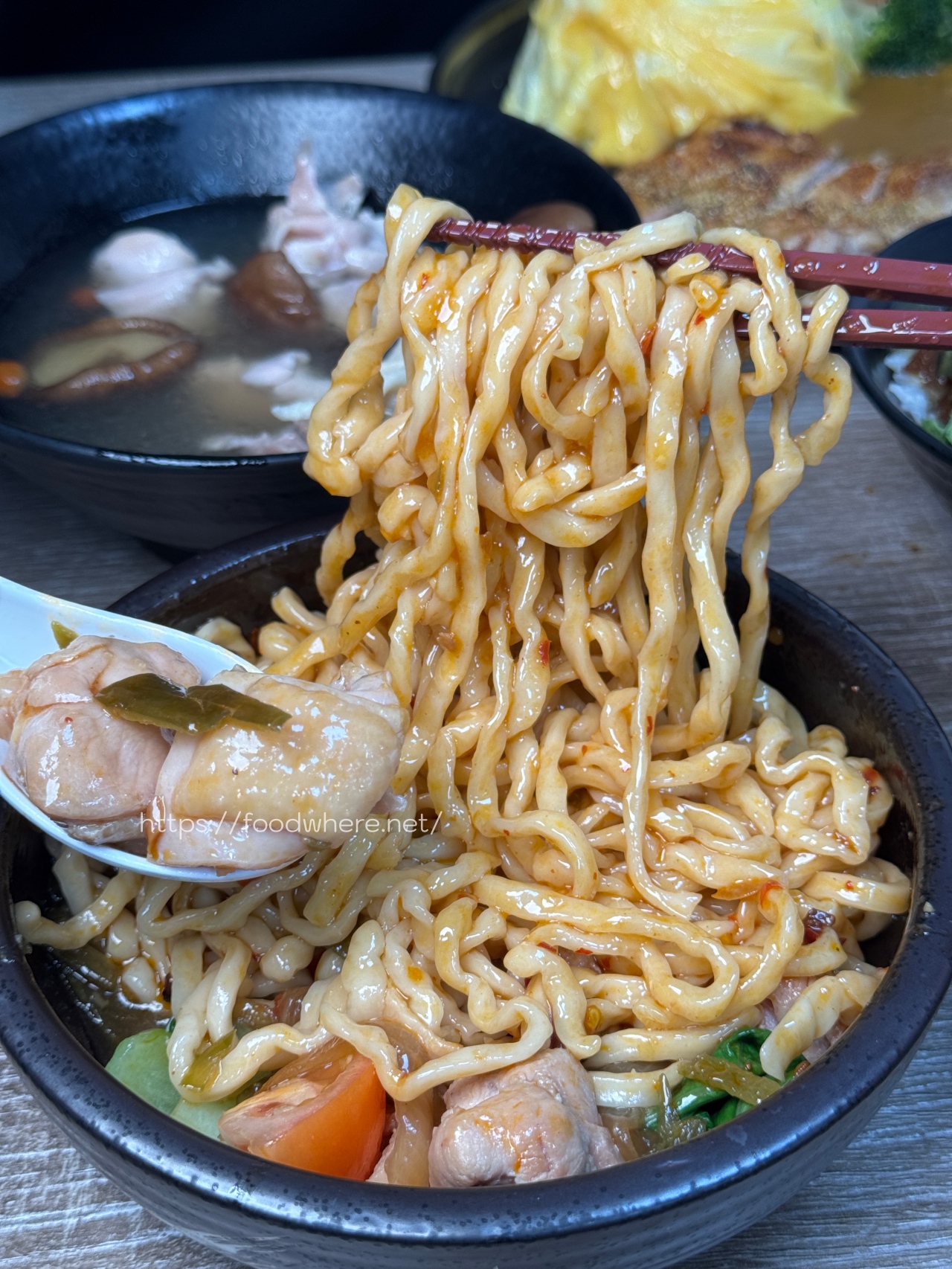 （2025最新菜單）高雄最強麻辣皮蛋拌麵《祿賜LUCI》咖哩飯必加超強螺旋滑蛋包 高醫商圈美食 熱河街必吃美食 @高雄美食底對