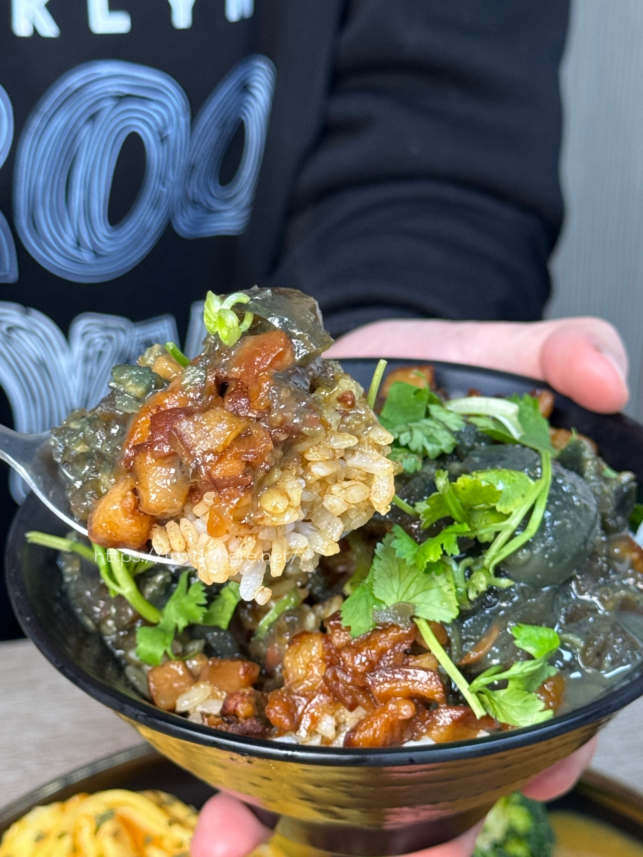 （2025最新菜單）高雄最強麻辣皮蛋拌麵《祿賜LUCI》咖哩飯必加超強螺旋滑蛋包 高醫商圈美食 熱河街必吃美食 @高雄美食底對