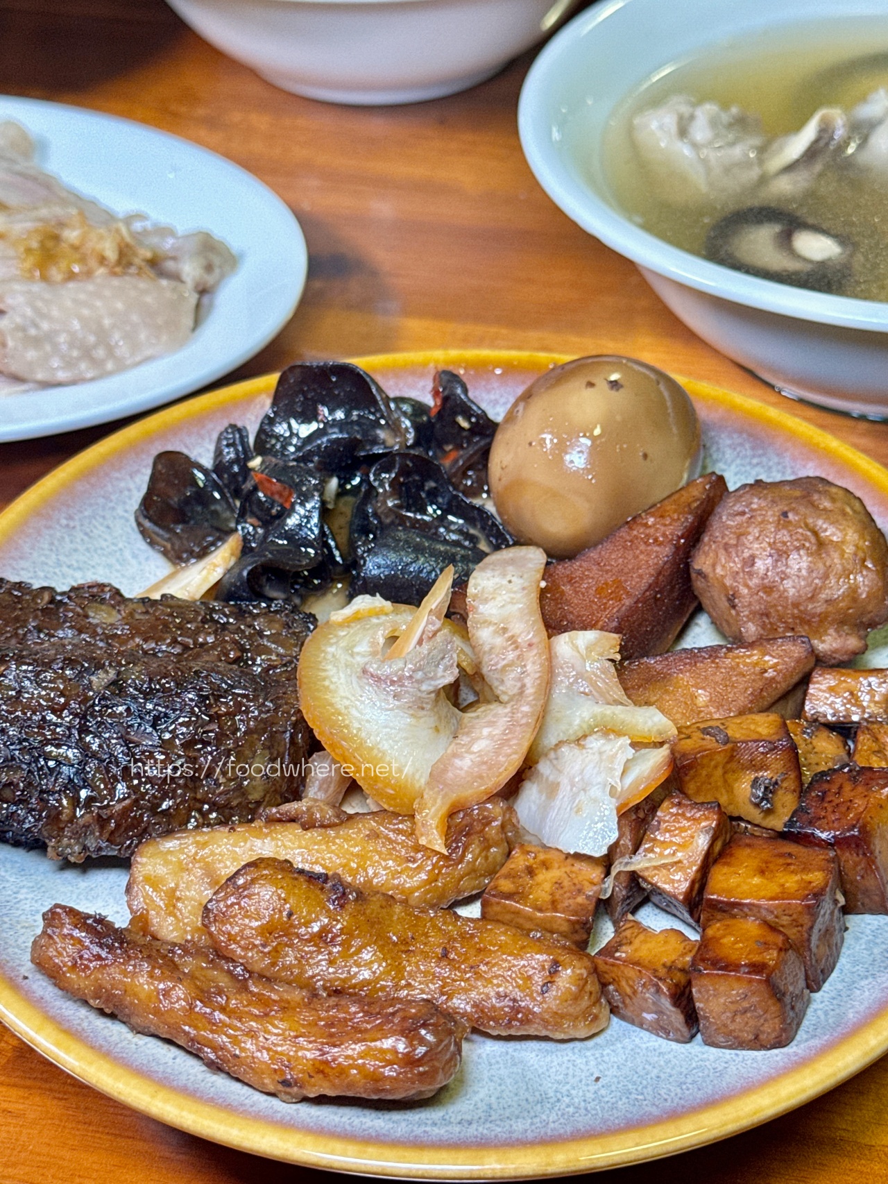 高雄必吃 苓雅市場美食《臺灣麵。雞飯》招牌牛肉乾拌麵、梅菜肉燥飯 苓雅夜市 @高雄美食底對