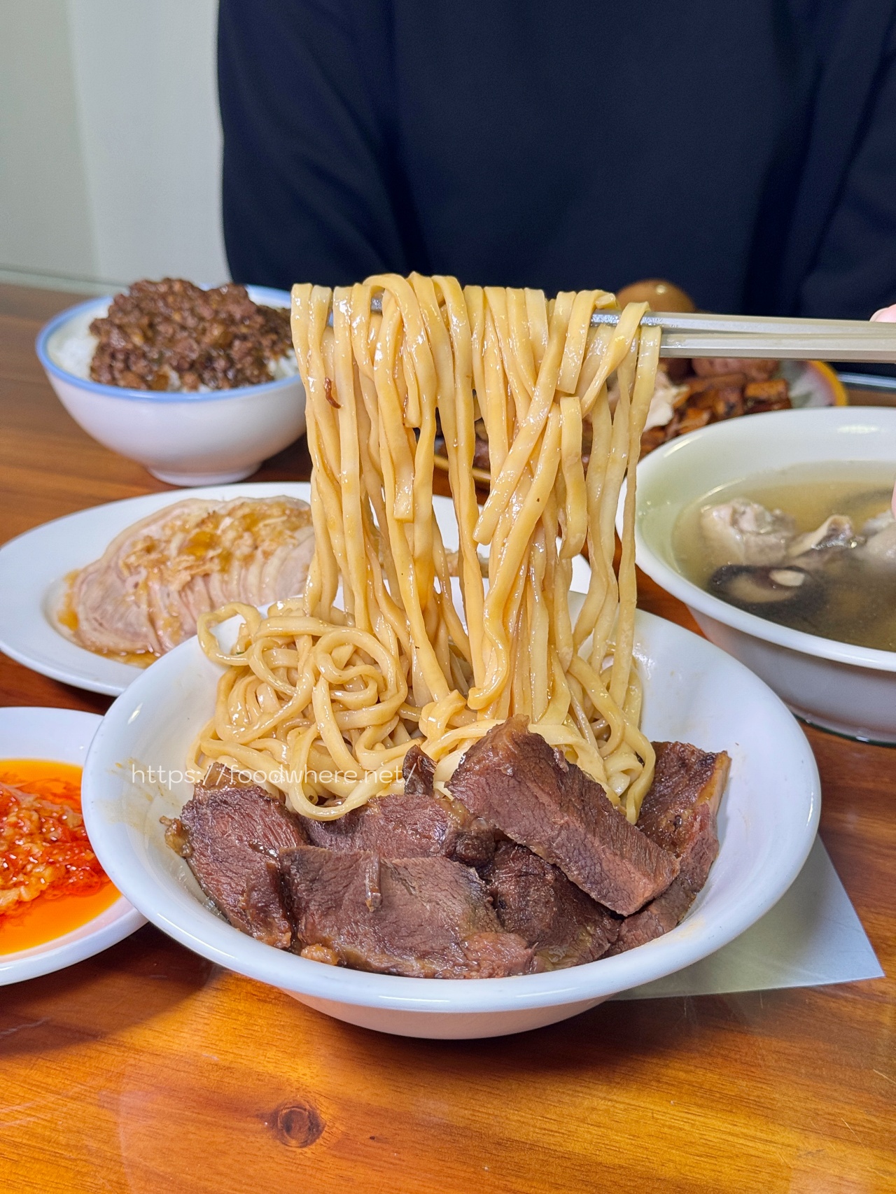 高雄必吃 苓雅市場美食《臺灣麵。雞飯》招牌牛肉乾拌麵、梅菜肉燥飯 苓雅夜市 @高雄美食底對