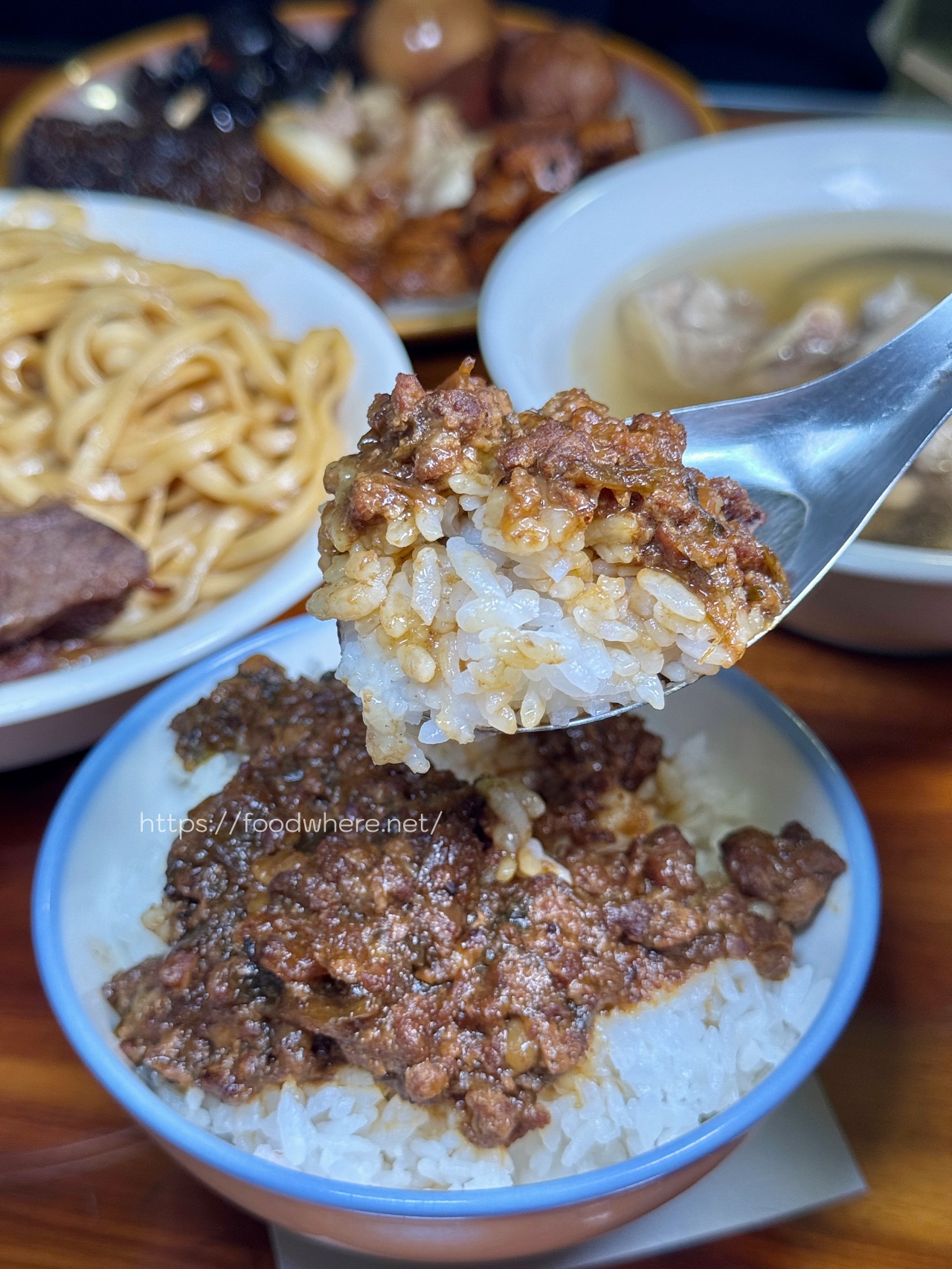 高雄必吃 苓雅市場美食《臺灣麵。雞飯》招牌牛肉乾拌麵、梅菜肉燥飯 苓雅夜市 @高雄美食底對