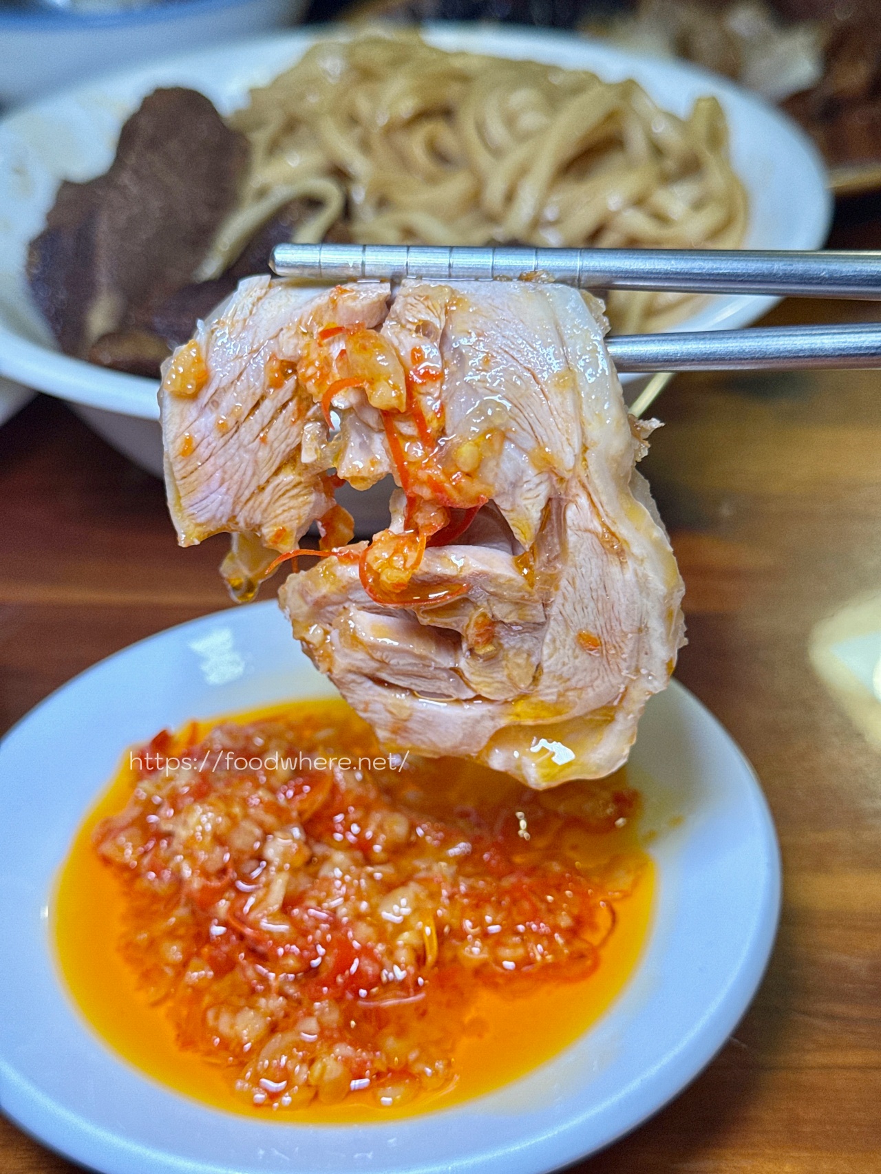高雄必吃 苓雅市場美食《臺灣麵。雞飯》招牌牛肉乾拌麵、梅菜肉燥飯 苓雅夜市 @高雄美食底對