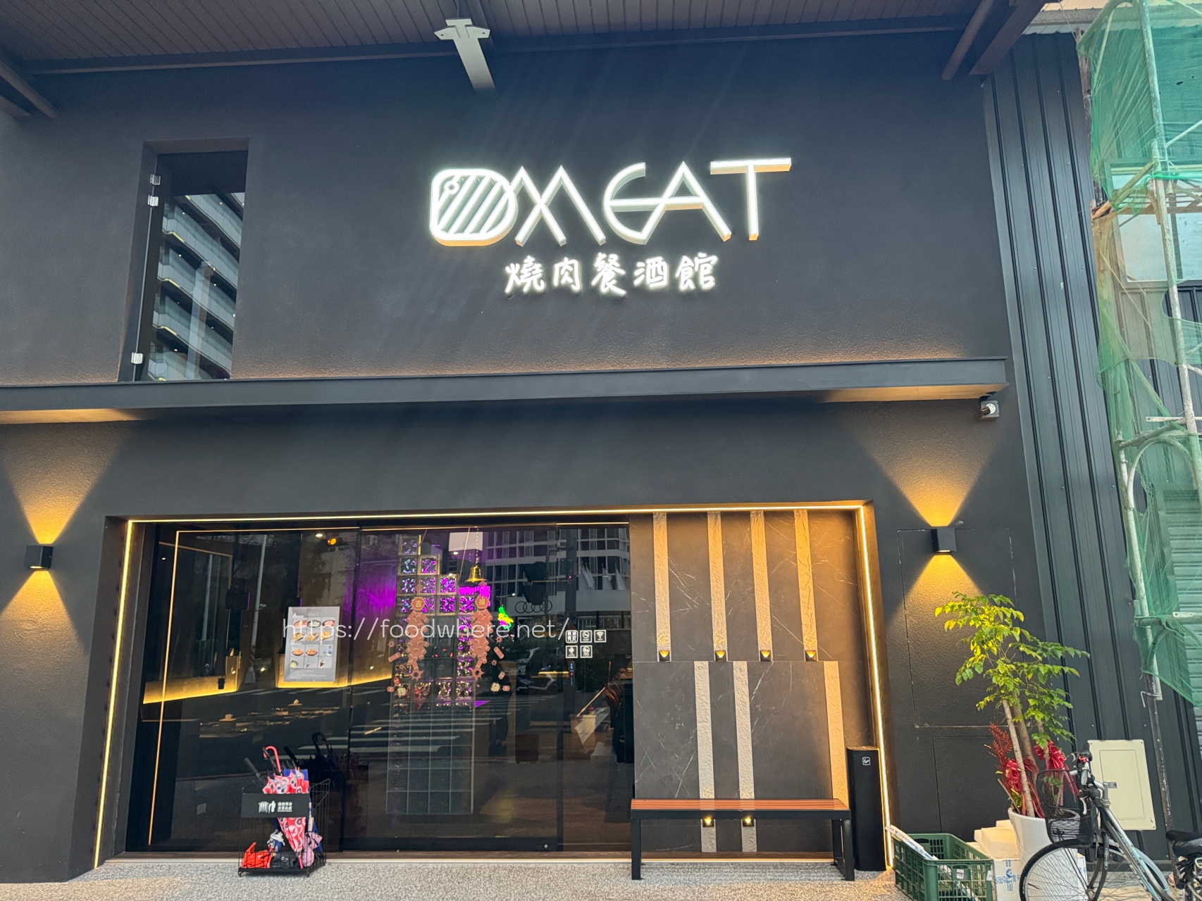 (最新菜單連結)專人代烤 高雄燒肉餐酒館《D-MEAT燒肉餐酒館》吃過保證無限回訪，餐點選擇多！二樓有包廂空間 @高雄美食底對