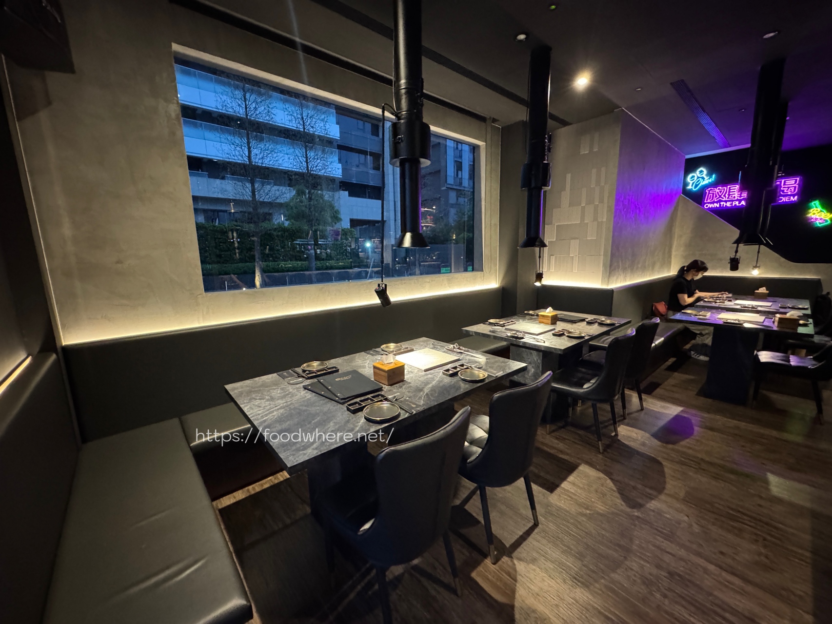 (最新菜單連結)專人代烤 高雄燒肉餐酒館《D-MEAT燒肉餐酒館》吃過保證無限回訪，餐點選擇多！二樓有包廂空間 @高雄美食底對