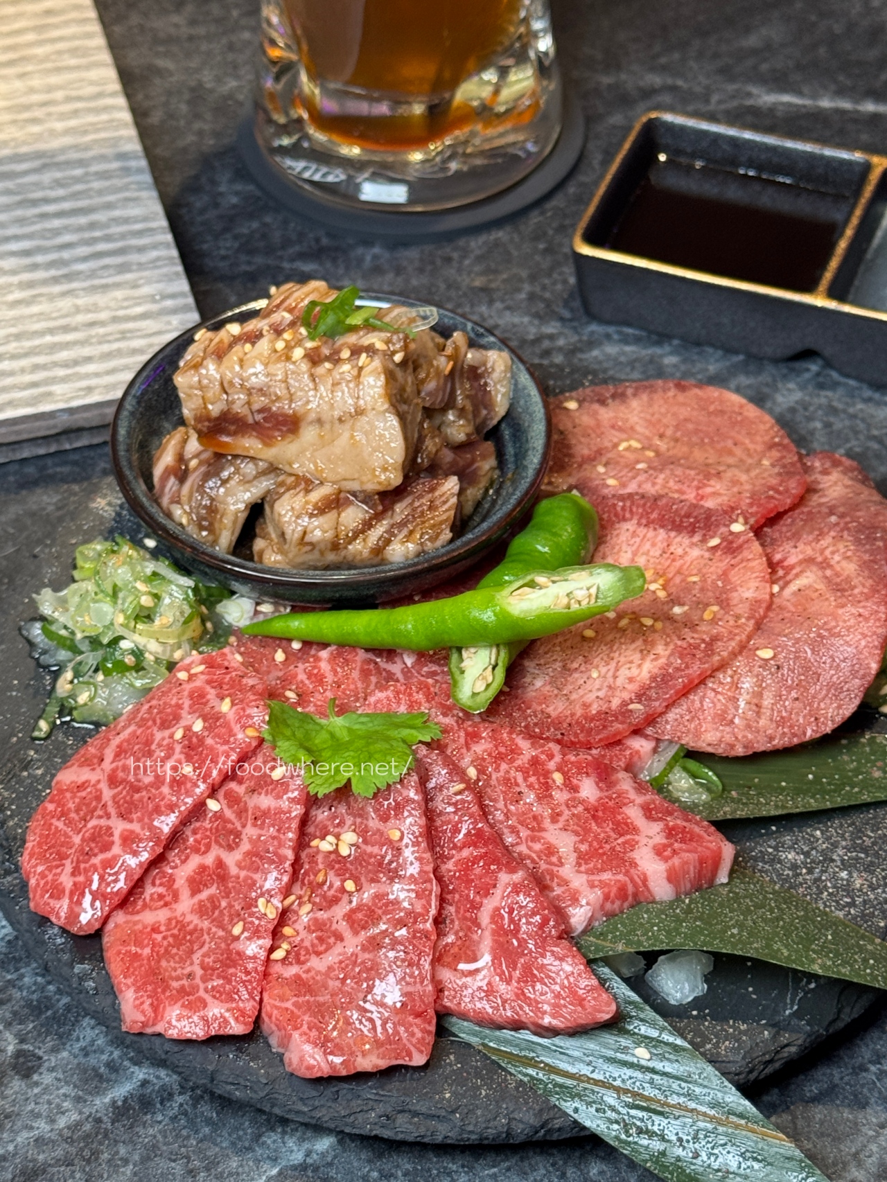 (最新菜單連結)專人代烤 高雄燒肉餐酒館《D-MEAT燒肉餐酒館》吃過保證無限回訪，餐點選擇多！二樓有包廂空間 @高雄美食底對