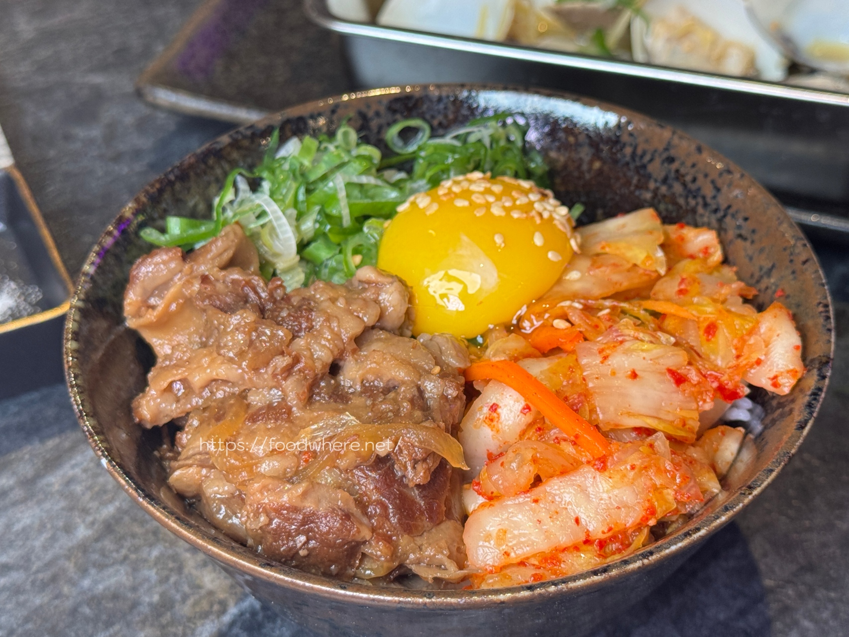 (最新菜單連結)專人代烤 高雄燒肉餐酒館《D-MEAT燒肉餐酒館》吃過保證無限回訪，餐點選擇多！二樓有包廂空間 @高雄美食底對