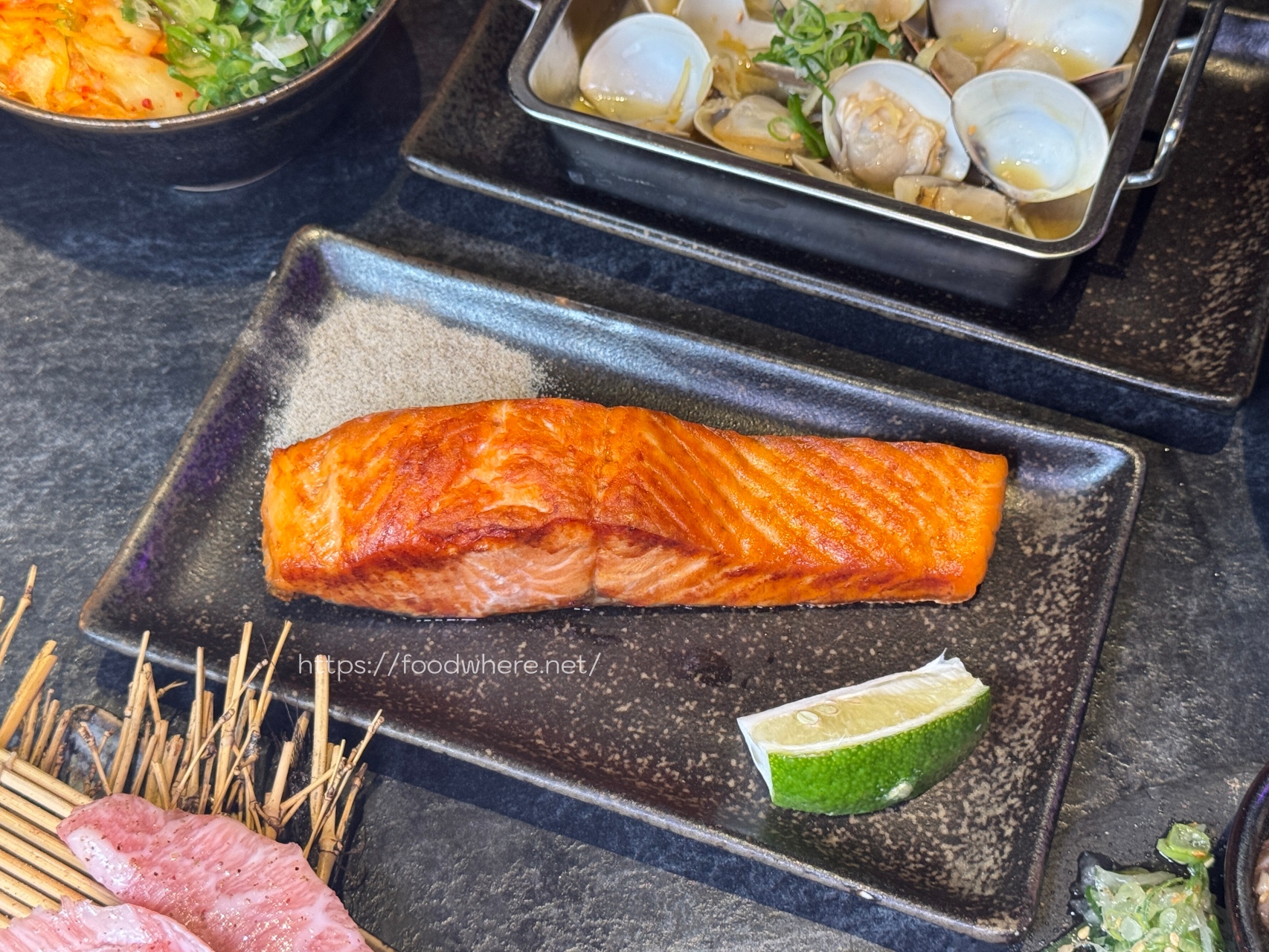 (最新菜單連結)專人代烤 高雄燒肉餐酒館《D-MEAT燒肉餐酒館》吃過保證無限回訪，餐點選擇多！二樓有包廂空間 @高雄美食底對