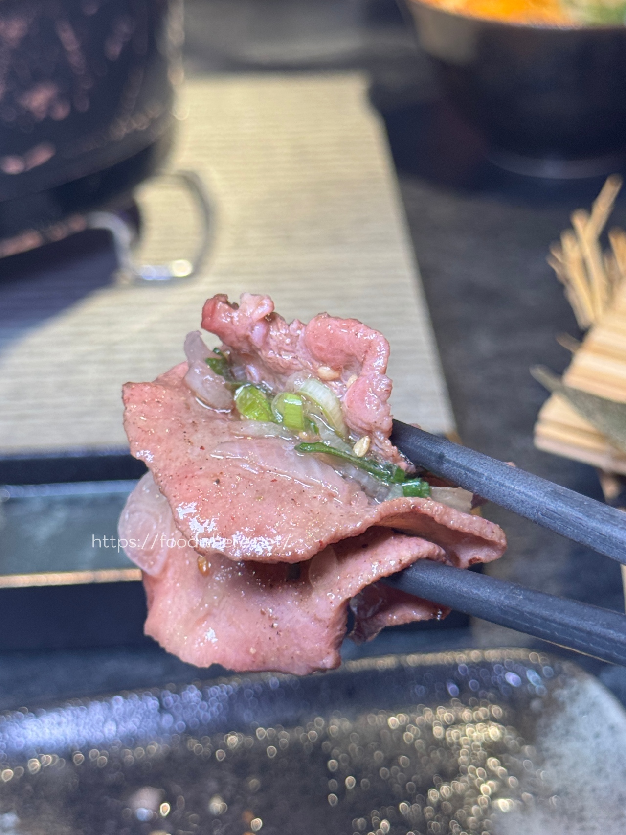 (最新菜單連結)專人代烤 高雄燒肉餐酒館《D-MEAT燒肉餐酒館》吃過保證無限回訪，餐點選擇多！二樓有包廂空間 @高雄美食底對