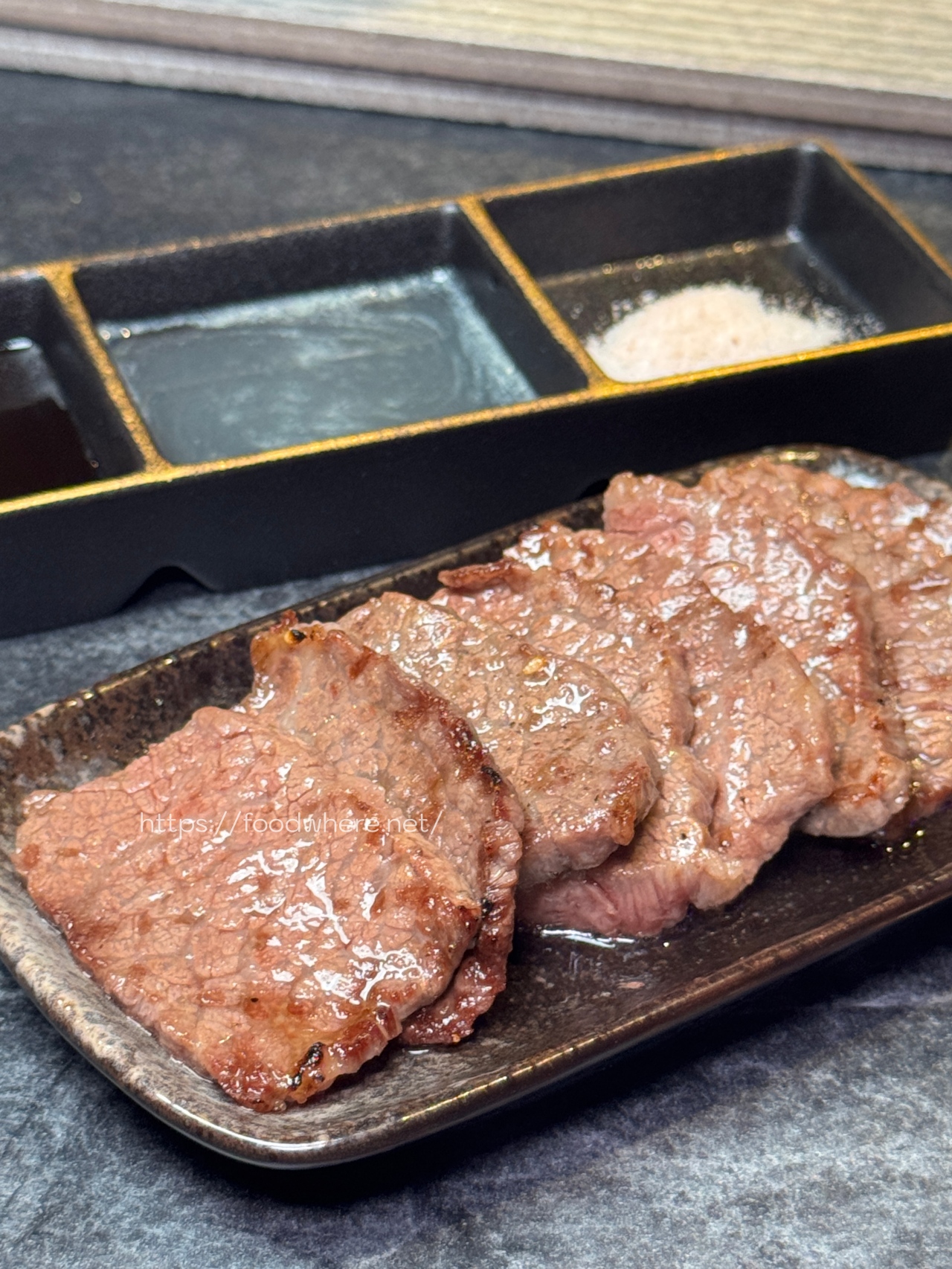 (最新菜單連結)專人代烤 高雄燒肉餐酒館《D-MEAT燒肉餐酒館》吃過保證無限回訪，餐點選擇多！二樓有包廂空間 @高雄美食底對
