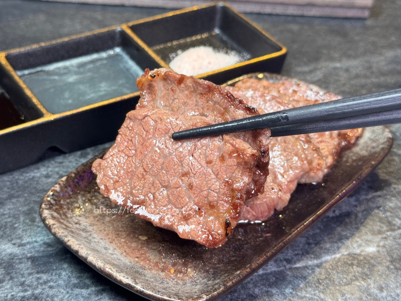 (最新菜單連結)專人代烤 高雄燒肉餐酒館《D-MEAT燒肉餐酒館》吃過保證無限回訪，餐點選擇多！二樓有包廂空間 @高雄美食底對
