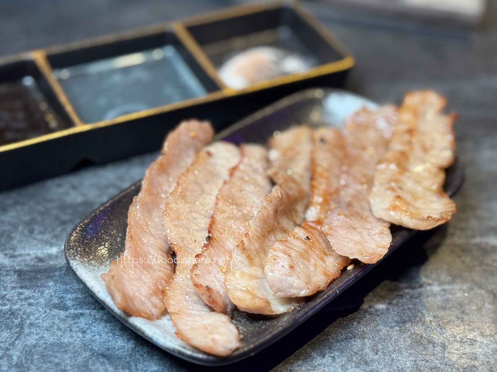 (最新菜單連結)專人代烤 高雄燒肉餐酒館《D-MEAT燒肉餐酒館》吃過保證無限回訪，餐點選擇多！二樓有包廂空間 @高雄美食底對