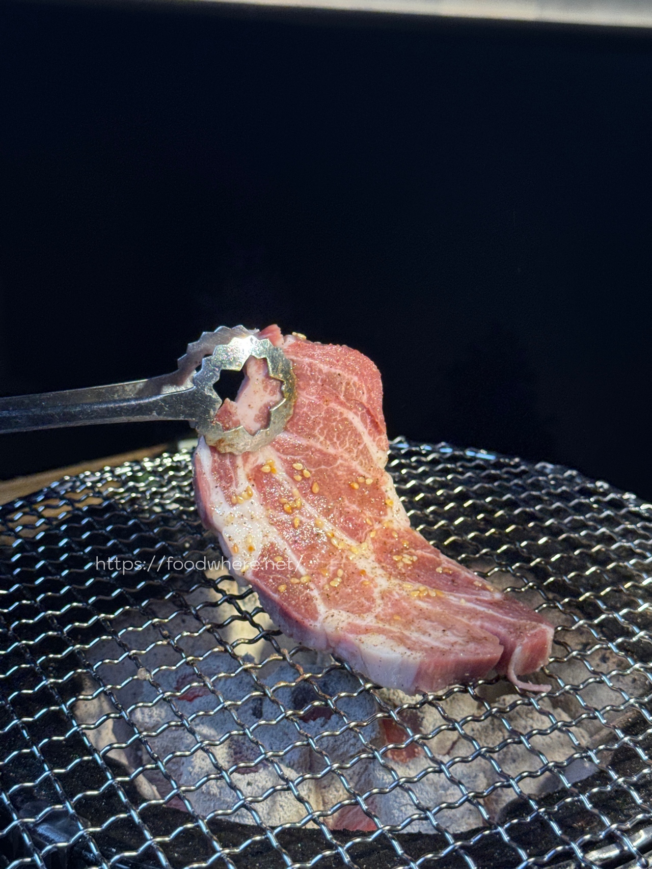 (最新菜單連結)專人代烤 高雄燒肉餐酒館《D-MEAT燒肉餐酒館》吃過保證無限回訪，餐點選擇多！二樓有包廂空間 @高雄美食底對