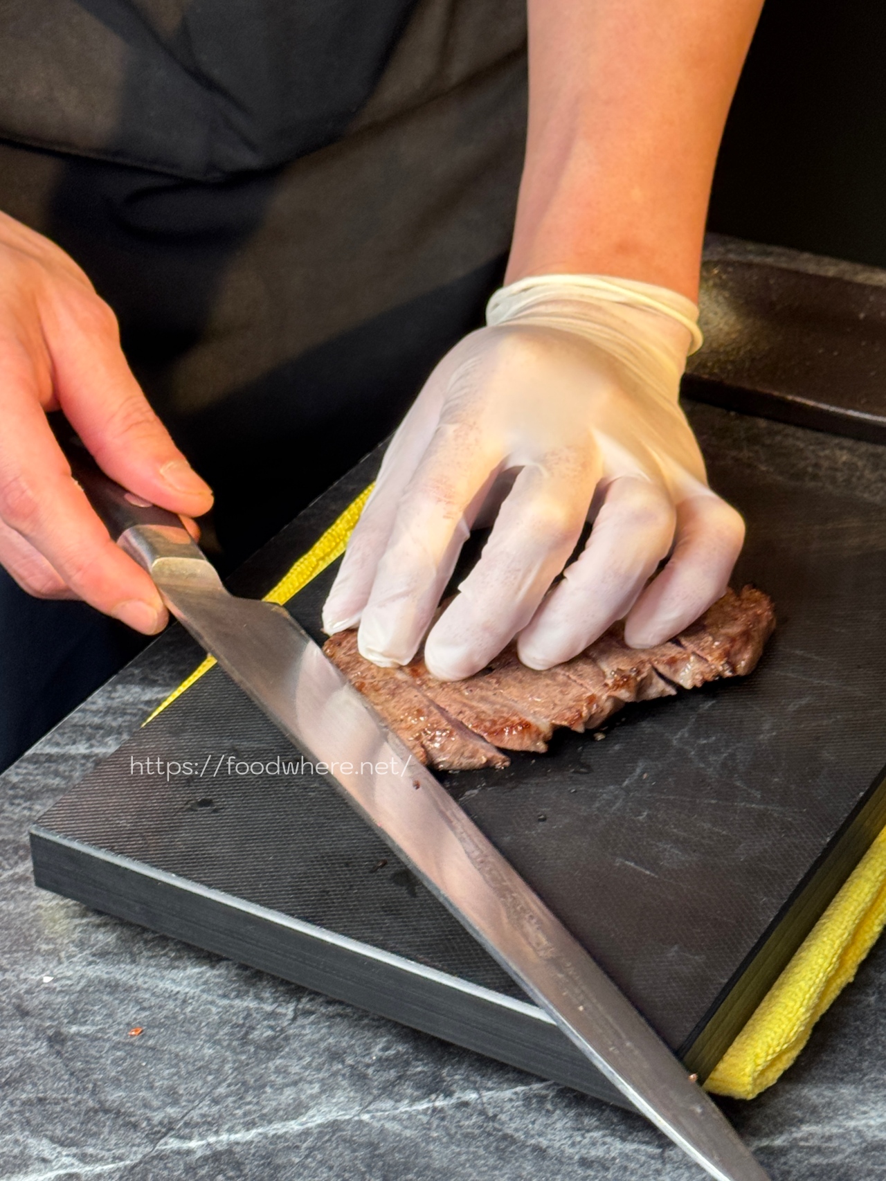 (最新菜單連結)專人代烤 高雄燒肉餐酒館《D-MEAT燒肉餐酒館》吃過保證無限回訪，餐點選擇多！二樓有包廂空間 @高雄美食底對