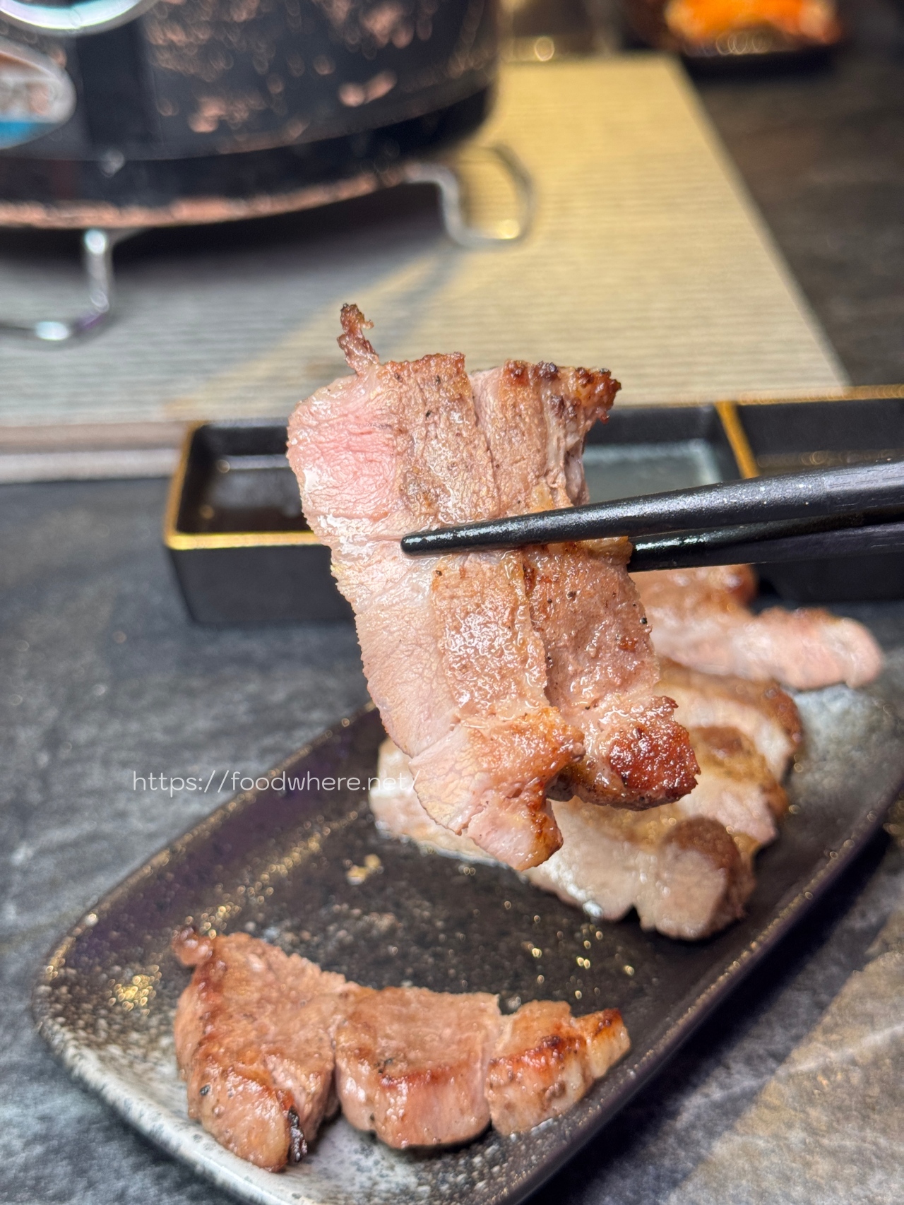 (最新菜單連結)專人代烤 高雄燒肉餐酒館《D-MEAT燒肉餐酒館》吃過保證無限回訪，餐點選擇多！二樓有包廂空間 @高雄美食底對