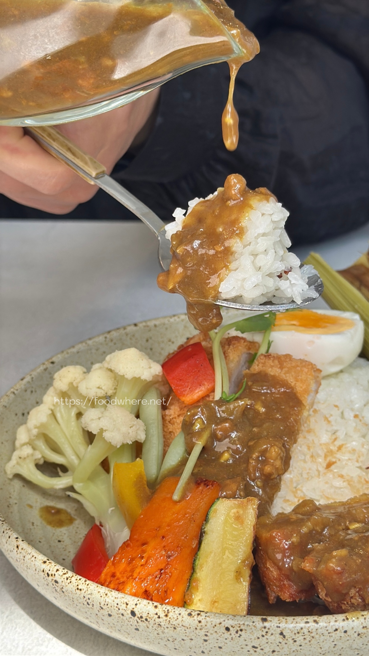 三民區超低調早午餐《漾漾食光》餐點推薦：咖哩飯、烘蛋、美式早餐拼盤 @高雄美食底對