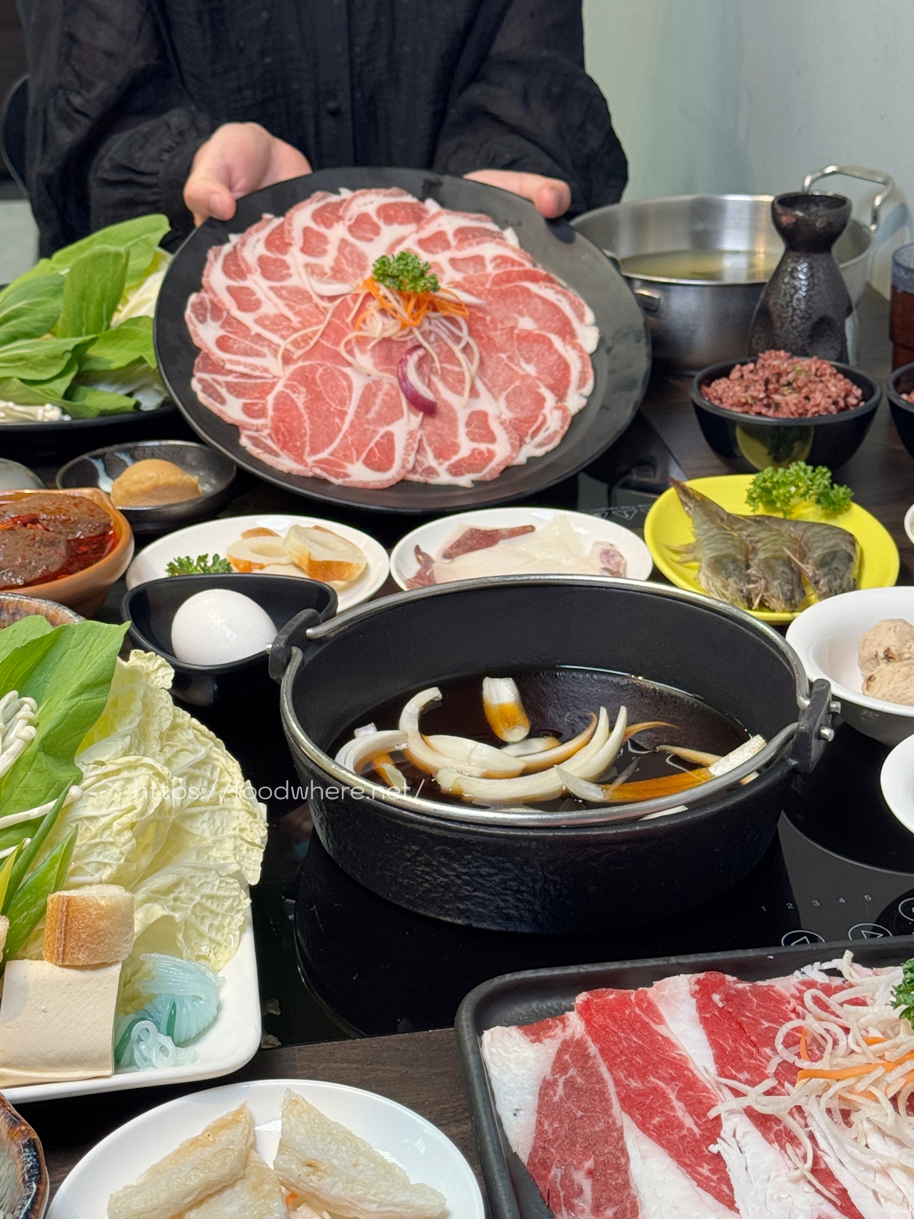 美麗島捷運站《神戶亭》日本老闆開的平價壽喜燒鍋物不用300元 自助區菜吧火鍋料吃到飽 @高雄美食底對