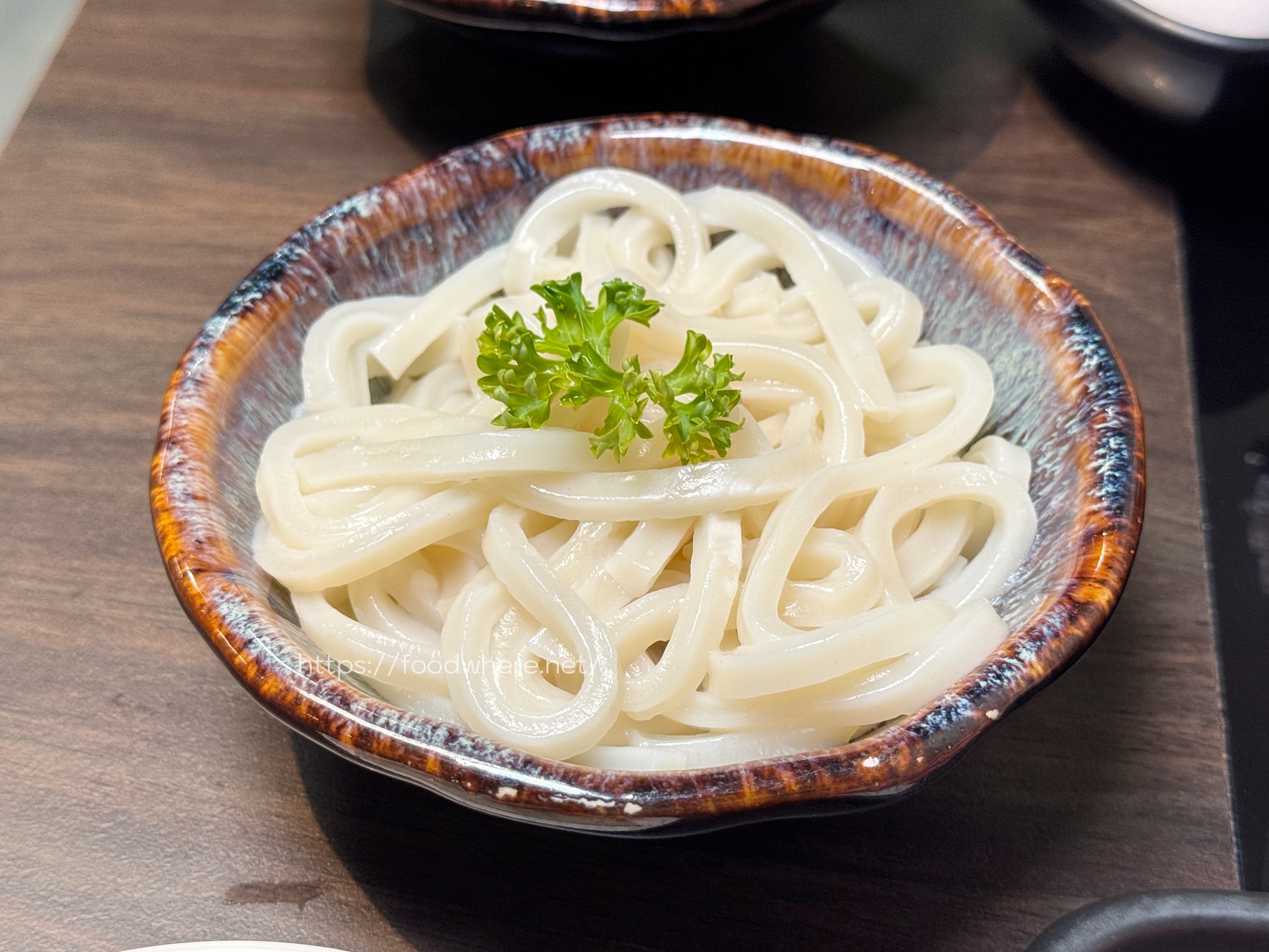 美麗島捷運站《神戶亭》日本老闆開的平價壽喜燒鍋物不用300元 自助區菜吧火鍋料吃到飽 @高雄美食底對