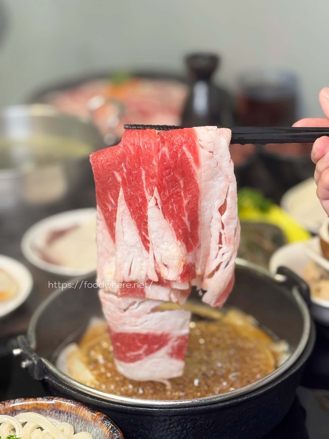 美麗島捷運站《神戶亭》日本老闆開的平價壽喜燒鍋物不用300元 自助區菜吧火鍋料吃到飽 @高雄美食底對