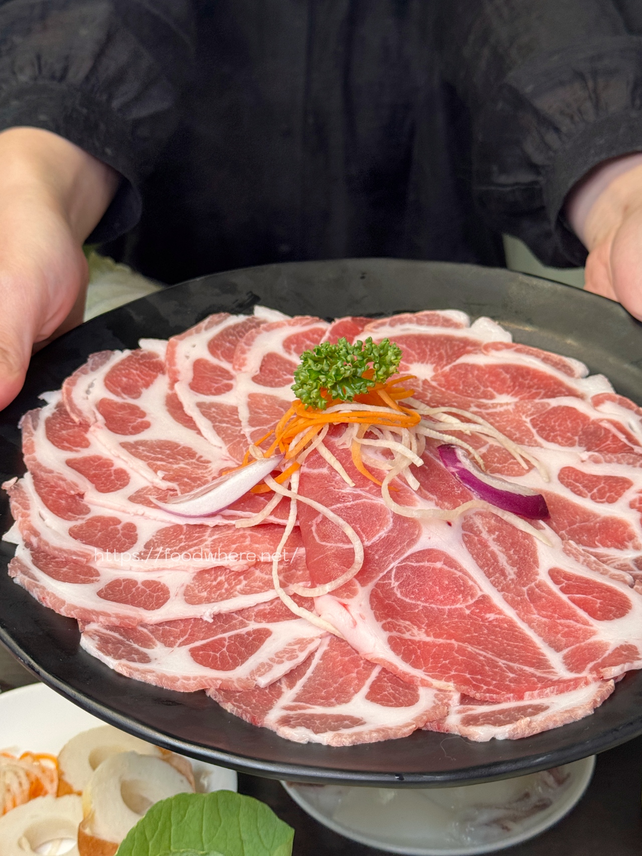 美麗島捷運站《神戶亭》日本老闆開的平價壽喜燒鍋物不用300元 自助區菜吧火鍋料吃到飽 @高雄美食底對