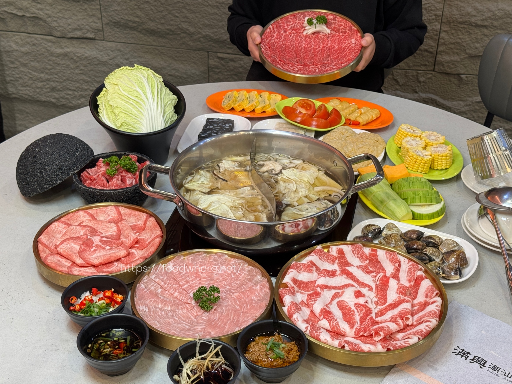 高雄愛馬仕橘《滿興潮汕火鍋》前鎮區聚餐火鍋首選！湯頭濃郁必點手切安格斯牛小排 @高雄美食底對