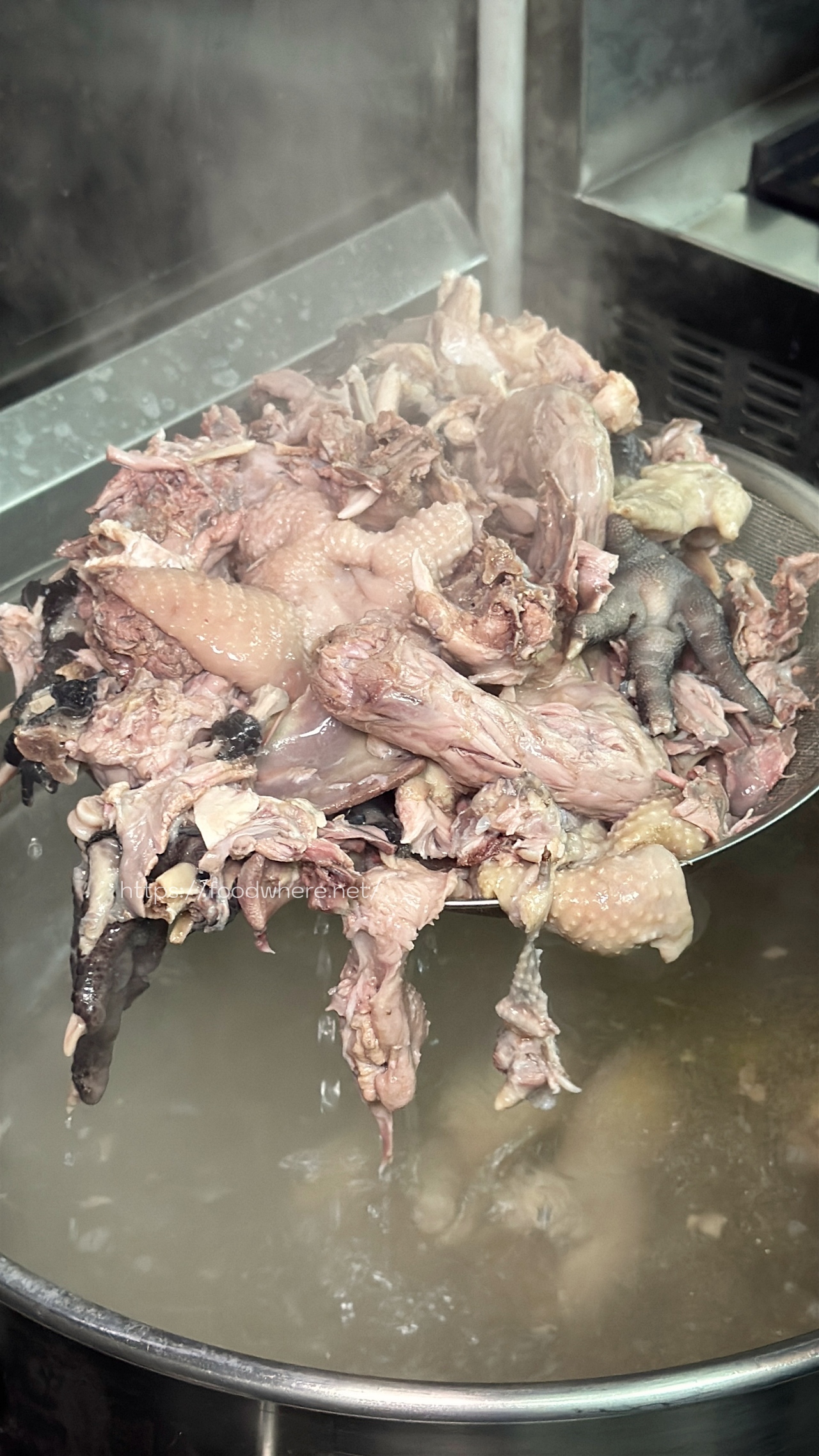 高雄露水雞專賣《阿爸餵露水雞》農場直營口感紮實膠質感滿滿露水雞湯、必點招牌雞魯飯 @高雄美食底對
