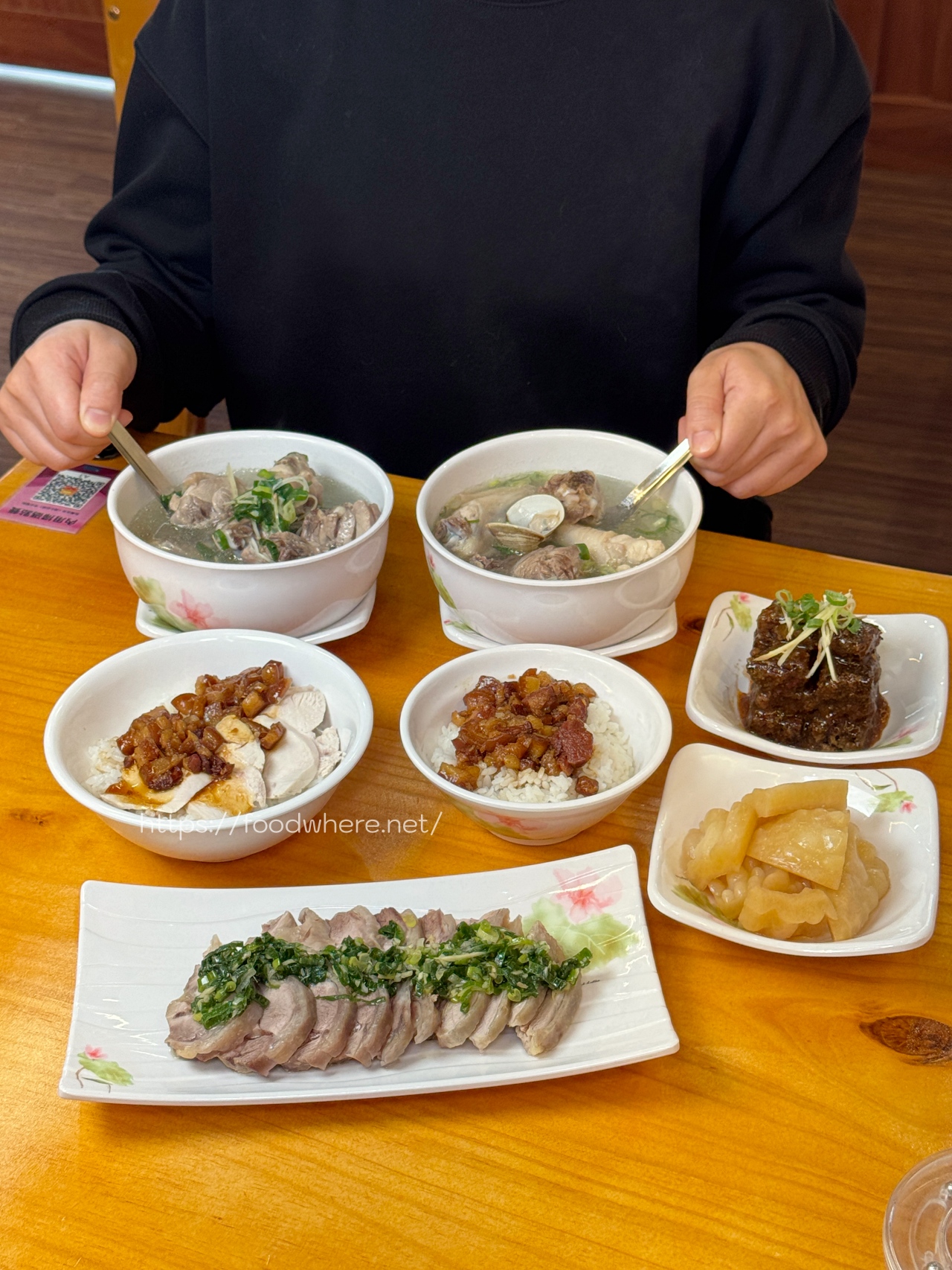 高雄露水雞專賣《阿爸餵露水雞》農場直營口感紮實膠質感滿滿露水雞湯、必點招牌雞魯飯 @高雄美食底對