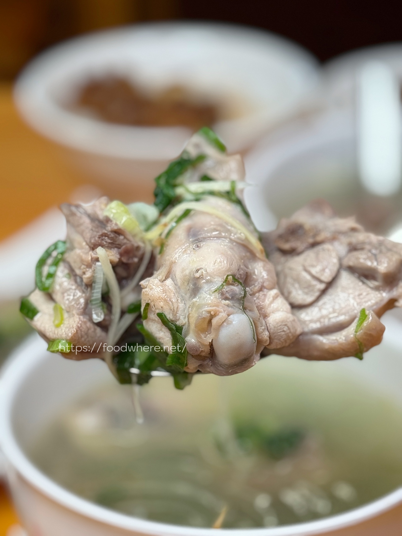 高雄露水雞專賣《阿爸餵露水雞》農場直營口感紮實膠質感滿滿露水雞湯、必點招牌雞魯飯 @高雄美食底對