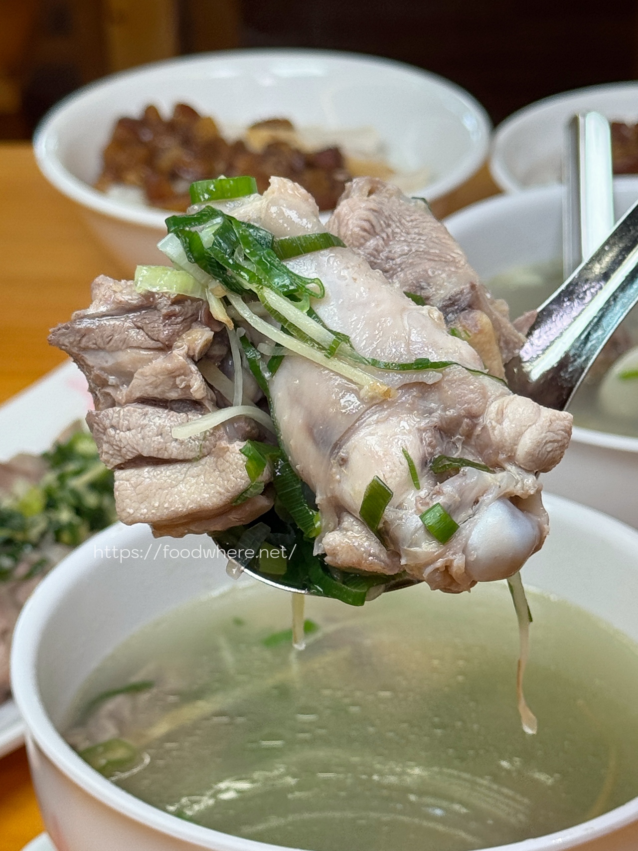 高雄露水雞專賣《阿爸餵露水雞》農場直營口感紮實膠質感滿滿露水雞湯、必點招牌雞魯飯 @高雄美食底對