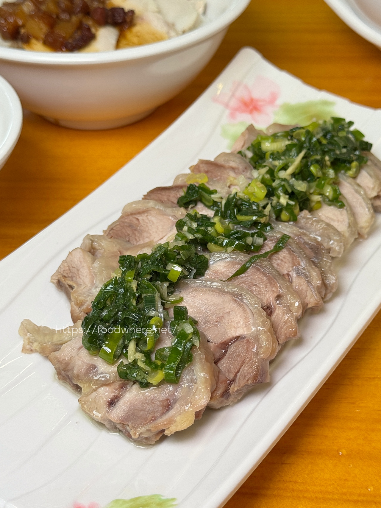 高雄露水雞專賣《阿爸餵露水雞》農場直營口感紮實膠質感滿滿露水雞湯、必點招牌雞魯飯 @高雄美食底對