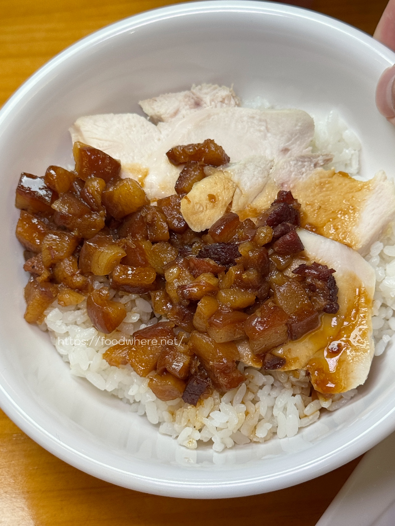 高雄露水雞專賣《阿爸餵露水雞》農場直營口感紮實膠質感滿滿露水雞湯、必點招牌雞魯飯 @高雄美食底對