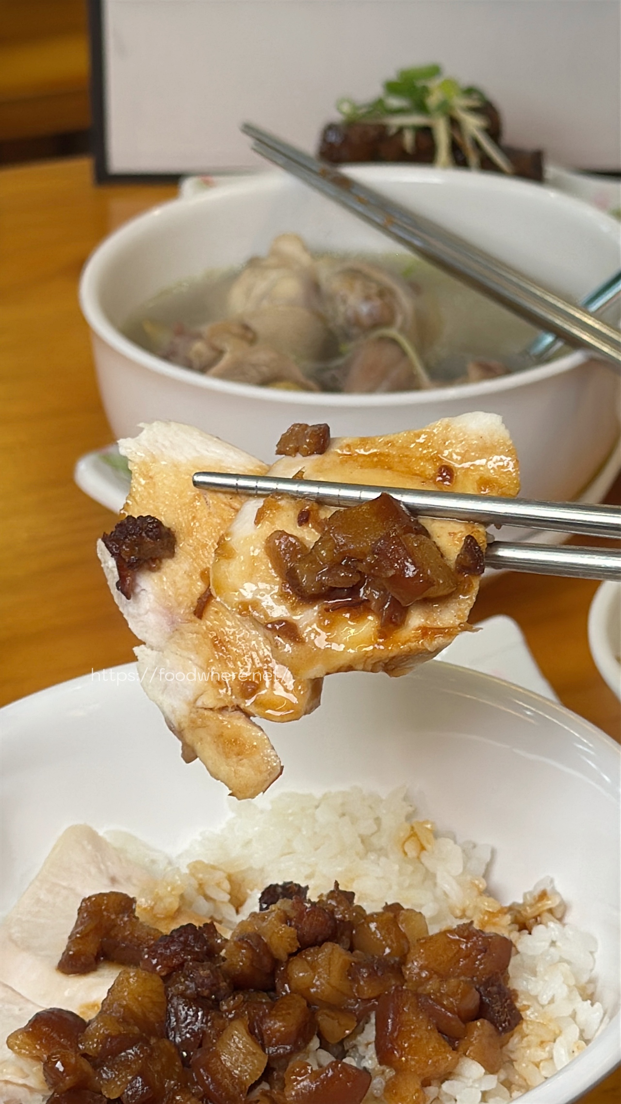 高雄露水雞專賣《阿爸餵露水雞》農場直營口感紮實膠質感滿滿露水雞湯、必點招牌雞魯飯 @高雄美食底對