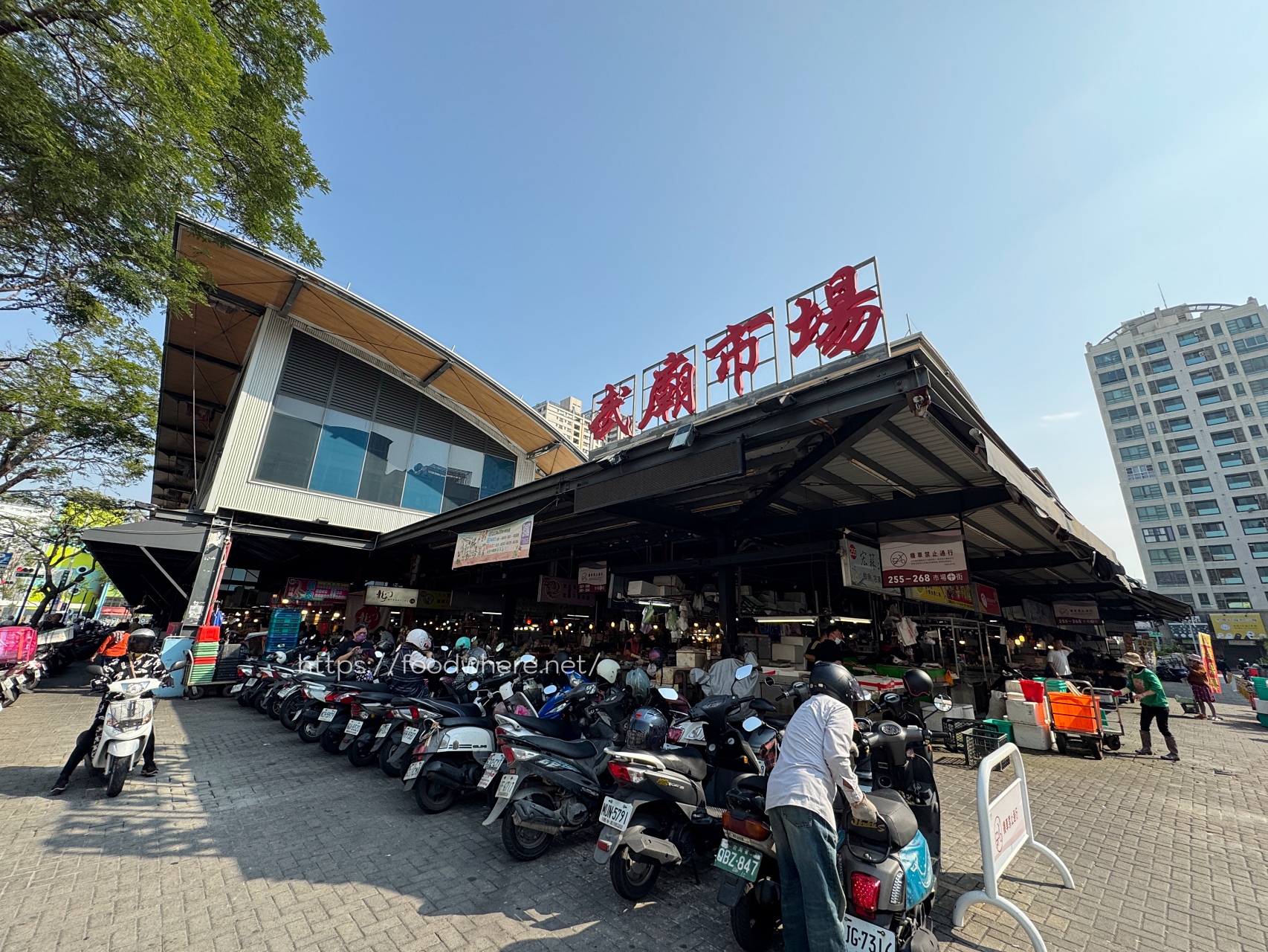 武廟市場《盛家滷味》被我朋友推坑好幾次！太晚去被夾光光  燻茶鵝也是必買 @高雄美食底對