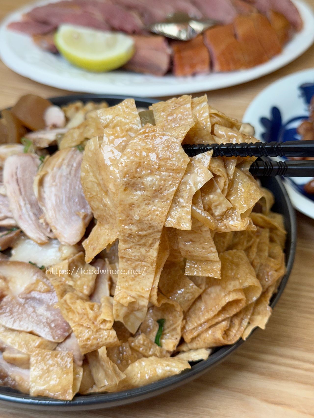 武廟市場《盛家滷味》被我朋友推坑好幾次！太晚去被夾光光  燻茶鵝也是必買 @高雄美食底對