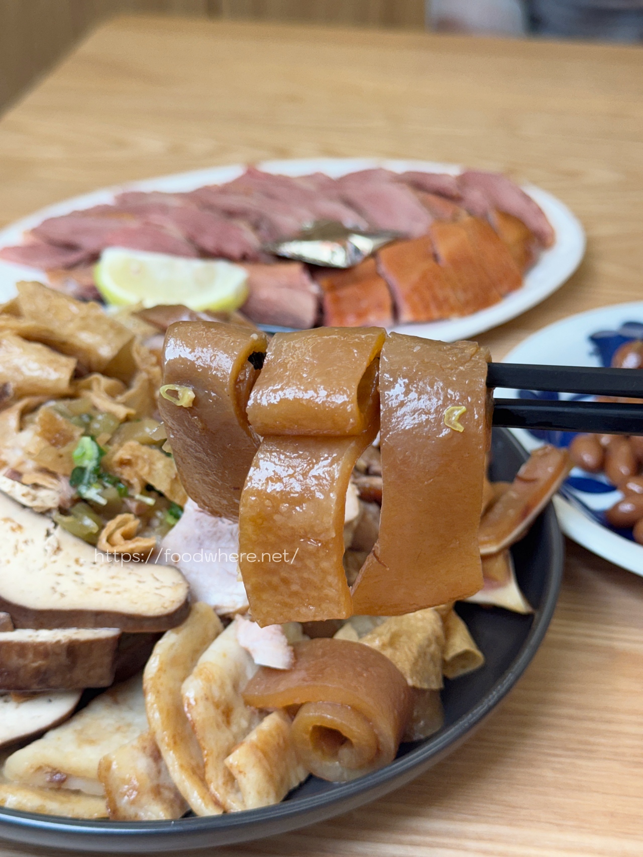 武廟市場《盛家滷味》被我朋友推坑好幾次！太晚去被夾光光  燻茶鵝也是必買 @高雄美食底對
