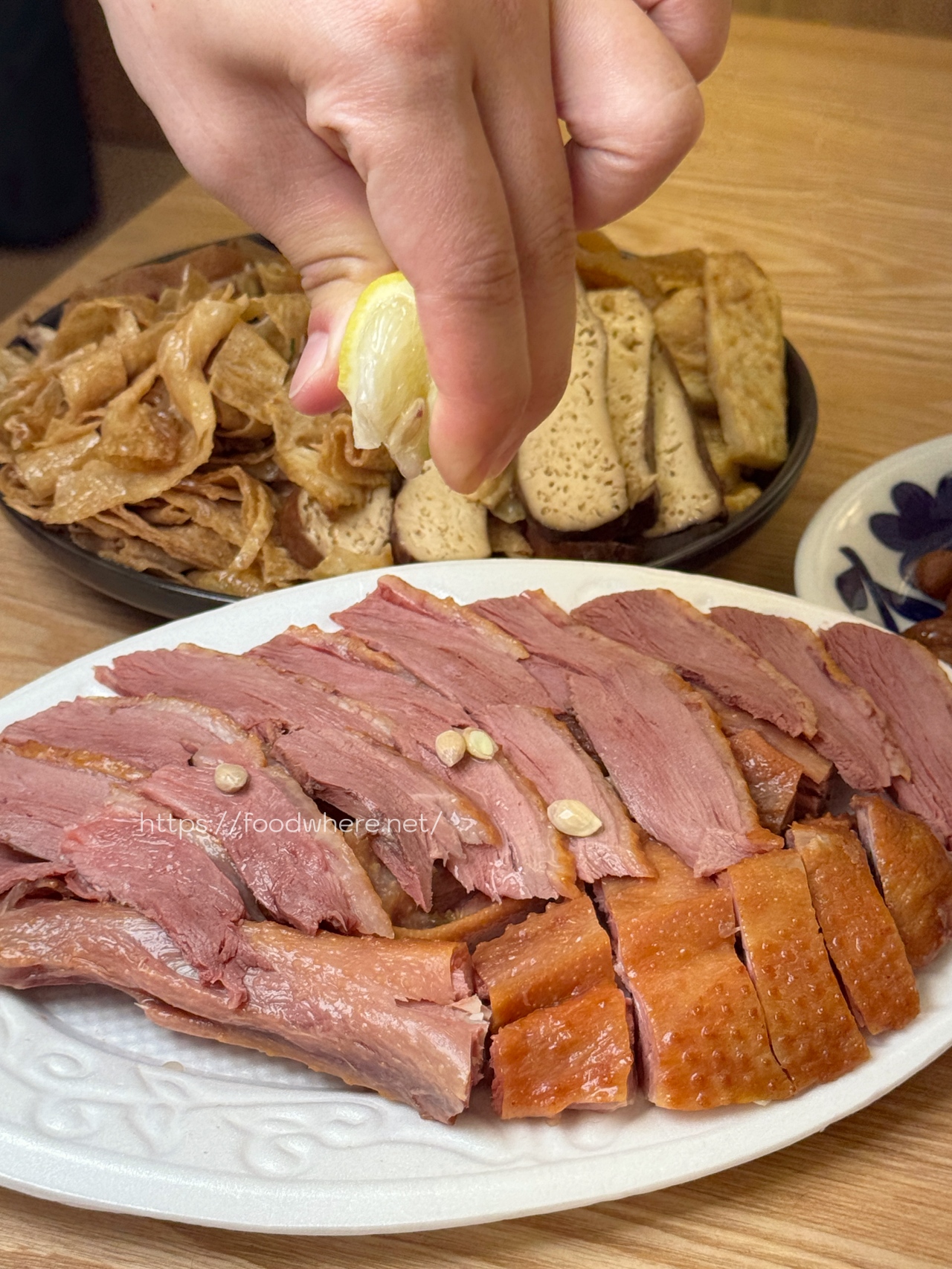 武廟市場《盛家滷味》被我朋友推坑好幾次！太晚去被夾光光  燻茶鵝也是必買 @高雄美食底對