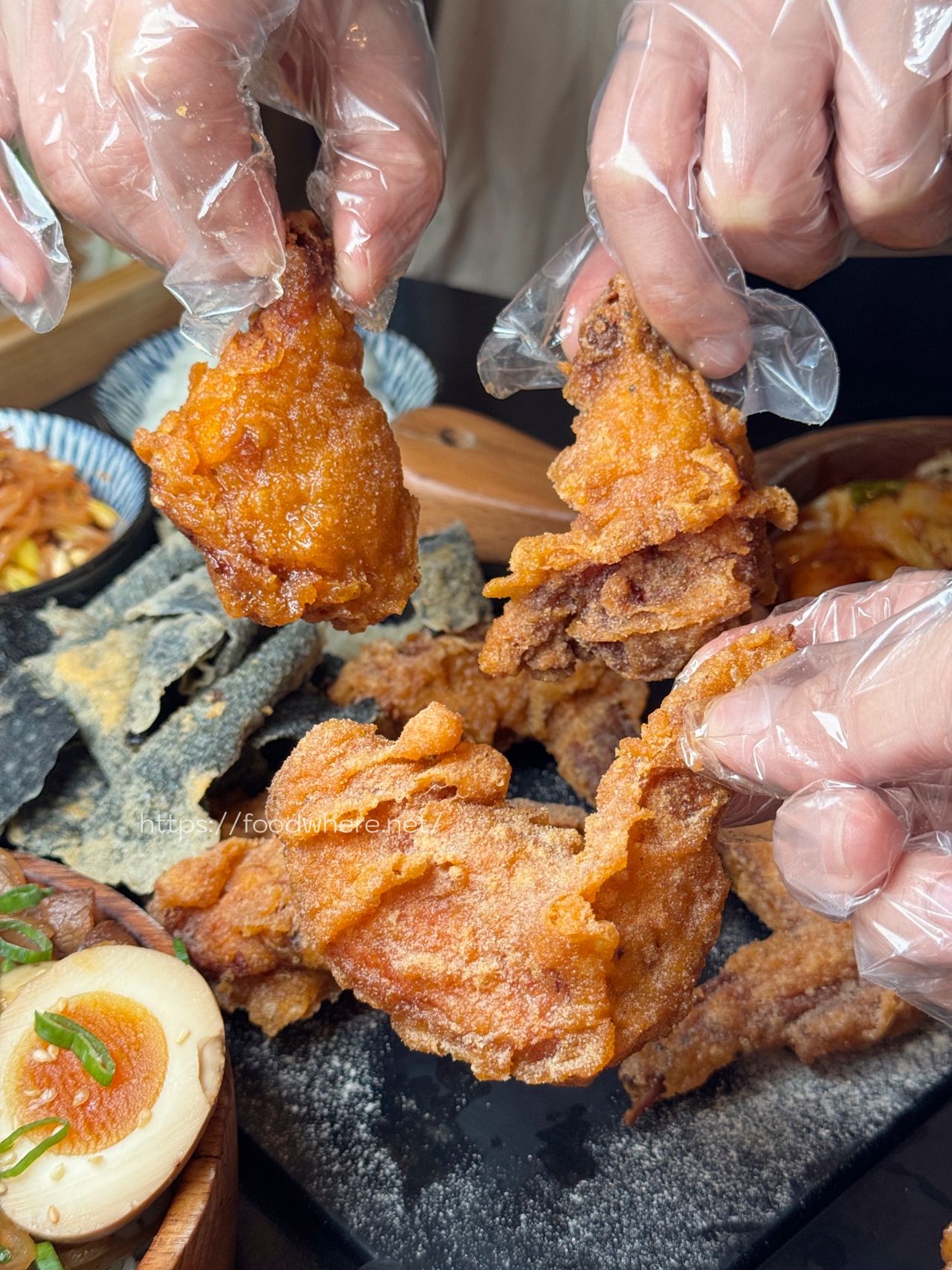高雄最好吃平價韓式炸雞《卡雞麻韓式炸雞》推薦半半套餐、泡菜豬肉飯卷、生菜包烤肉 @高雄美食底對
