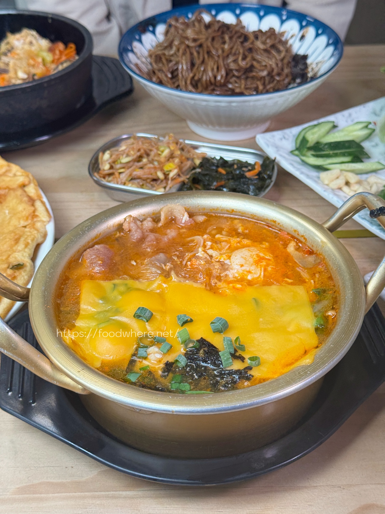 （有放最新菜單）高雄在地營業20年韓式料理《李氏朝鮮館》餐點大份量！必吃海鮮煎餅、石鍋拌飯飯、炸醬麵 @高雄美食底對
