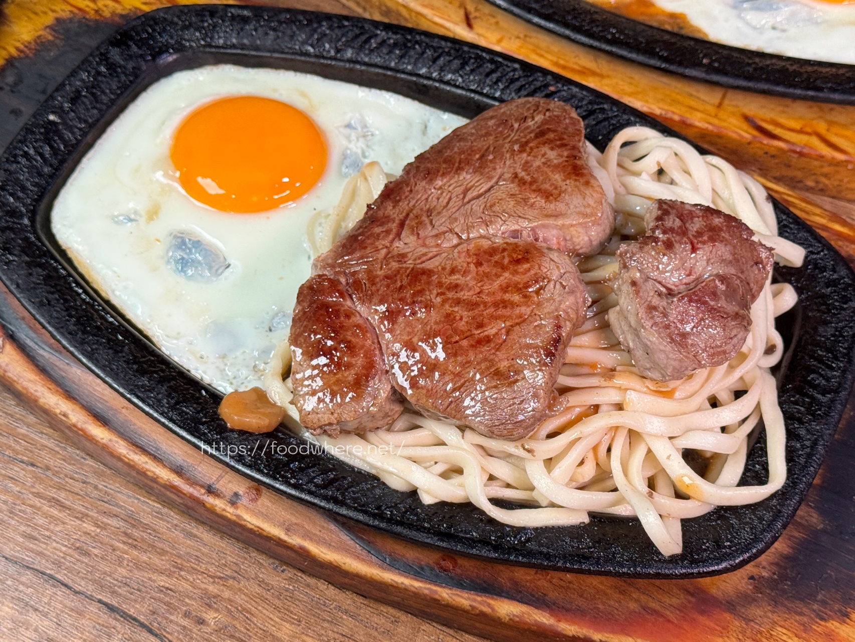 （有菜單）霸氣原塊牛排！《阿財原肉牛排》平價好吃 自助區吃爆牛肉湯、玉米濃湯、冰淇淋 @高雄美食底對