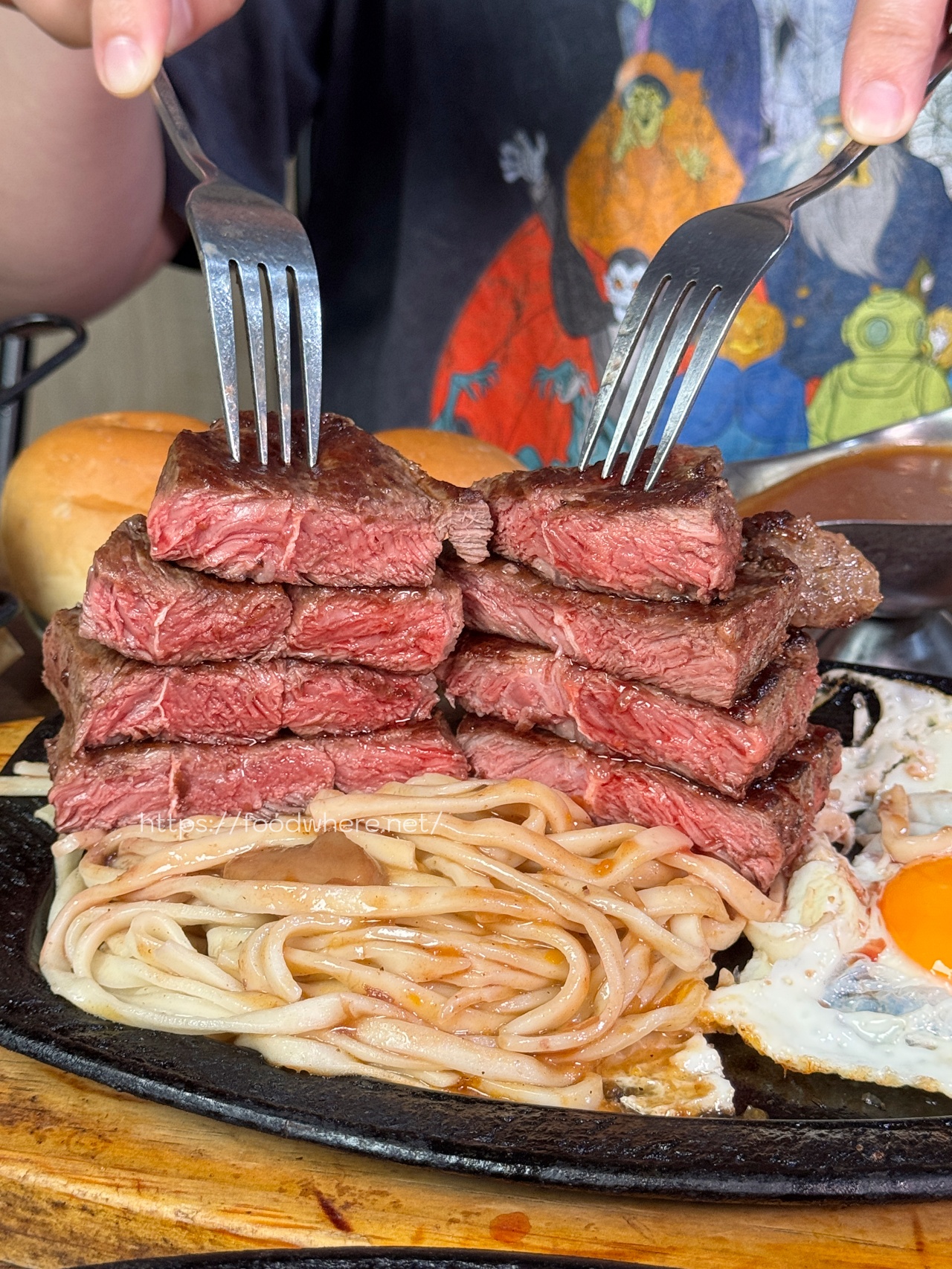 （有菜單）霸氣原塊牛排！《阿財原肉牛排》平價好吃 自助區吃爆牛肉湯、玉米濃湯、冰淇淋 @高雄美食底對