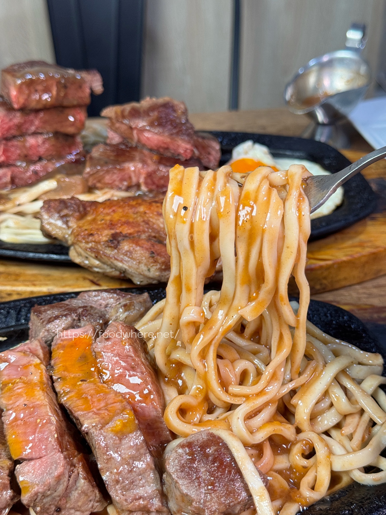 （有菜單）霸氣原塊牛排！《阿財原肉牛排》平價好吃 自助區吃爆牛肉湯、玉米濃湯、冰淇淋 @高雄美食底對