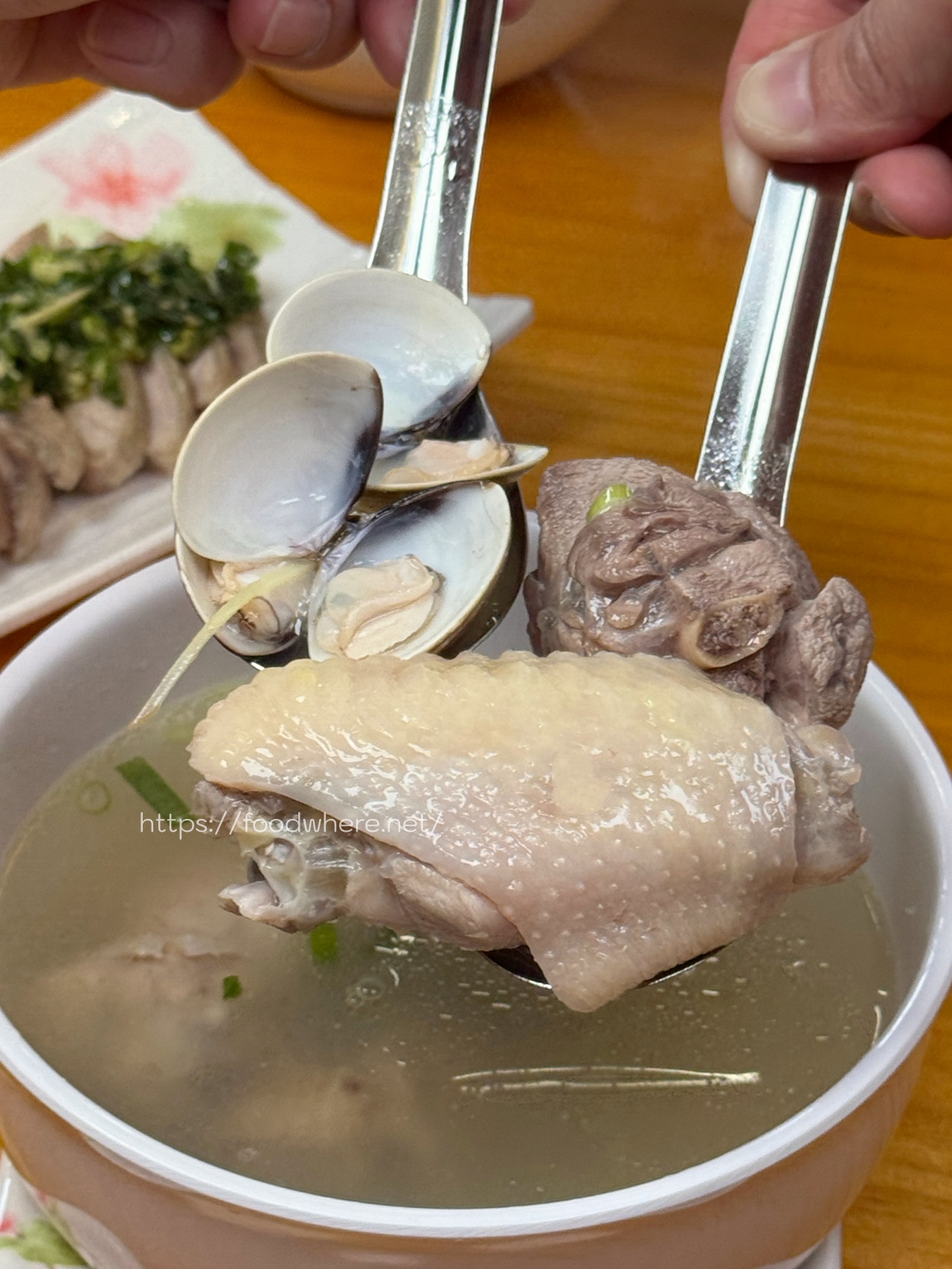 高雄露水雞專賣《阿爸餵露水雞》農場直營口感紮實膠質感滿滿露水雞湯、必點招牌雞魯飯 @高雄美食底對