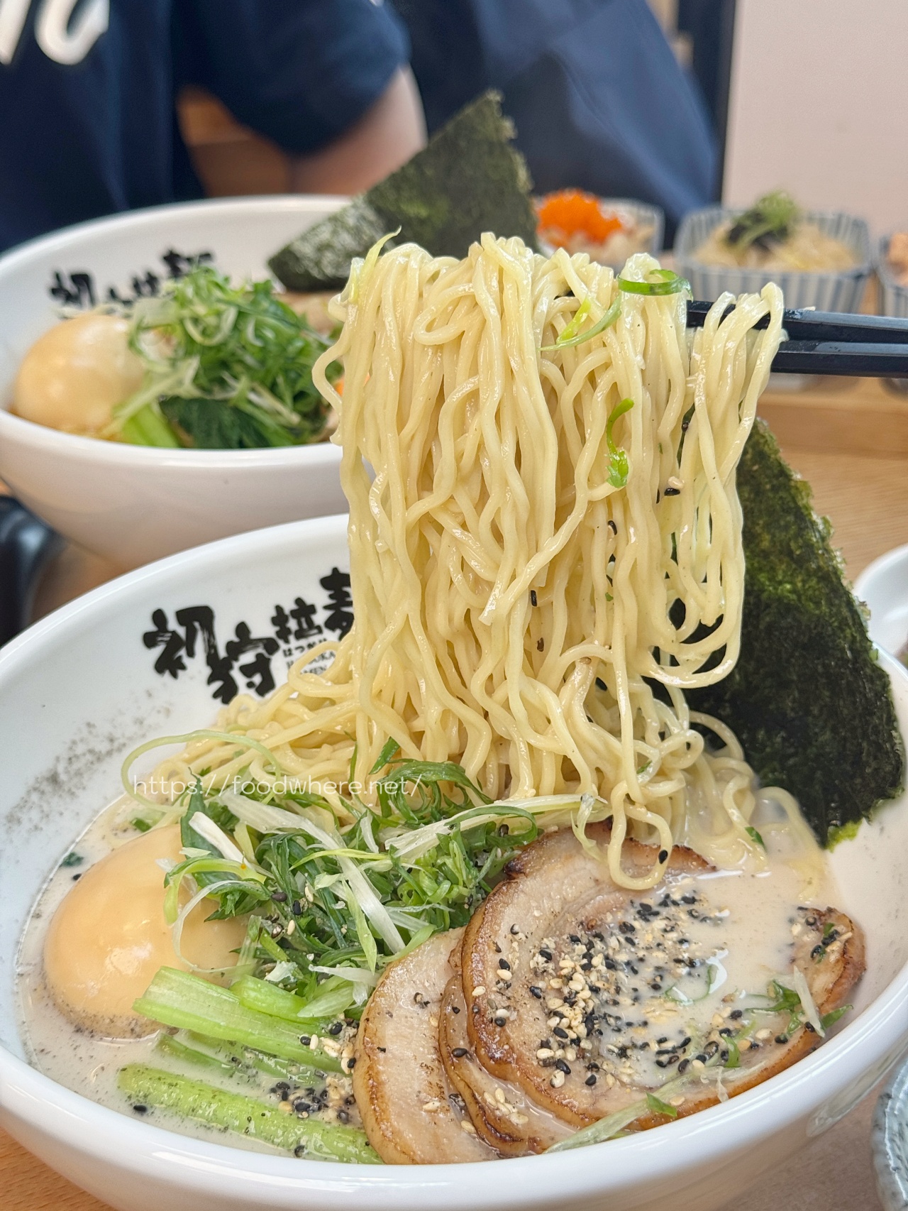 （有菜單）蝦蝦味噌拉麵《初狩拉麵》每日500隻蝦頭熬煮濃郁蝦湯，海鹽拉麵也大推！ @高雄美食底對