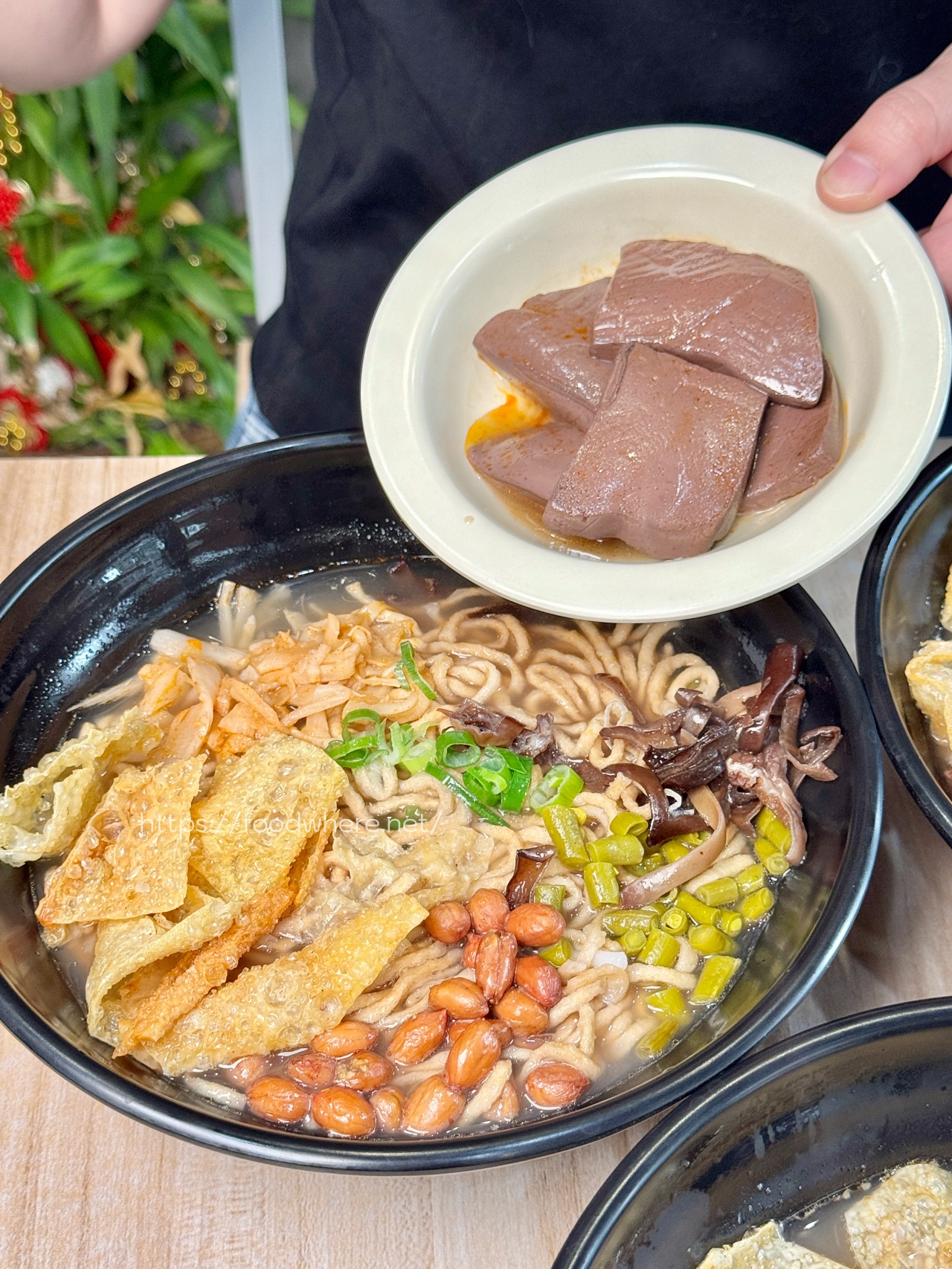 必吃限量炸蛋螺螄粉《饗螺螺螄粉楠梓德民店》麻辣鴨血店家自製口感滑嫩入味 楠梓螺螄粉 @高雄美食底對