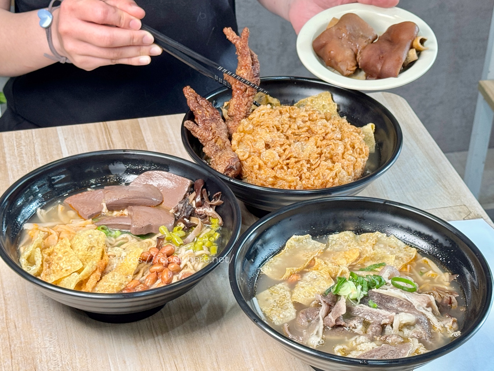 必吃限量炸蛋螺螄粉《饗螺螺螄粉楠梓德民店》麻辣鴨血店家自製口感滑嫩入味 楠梓螺螄粉 @高雄美食底對