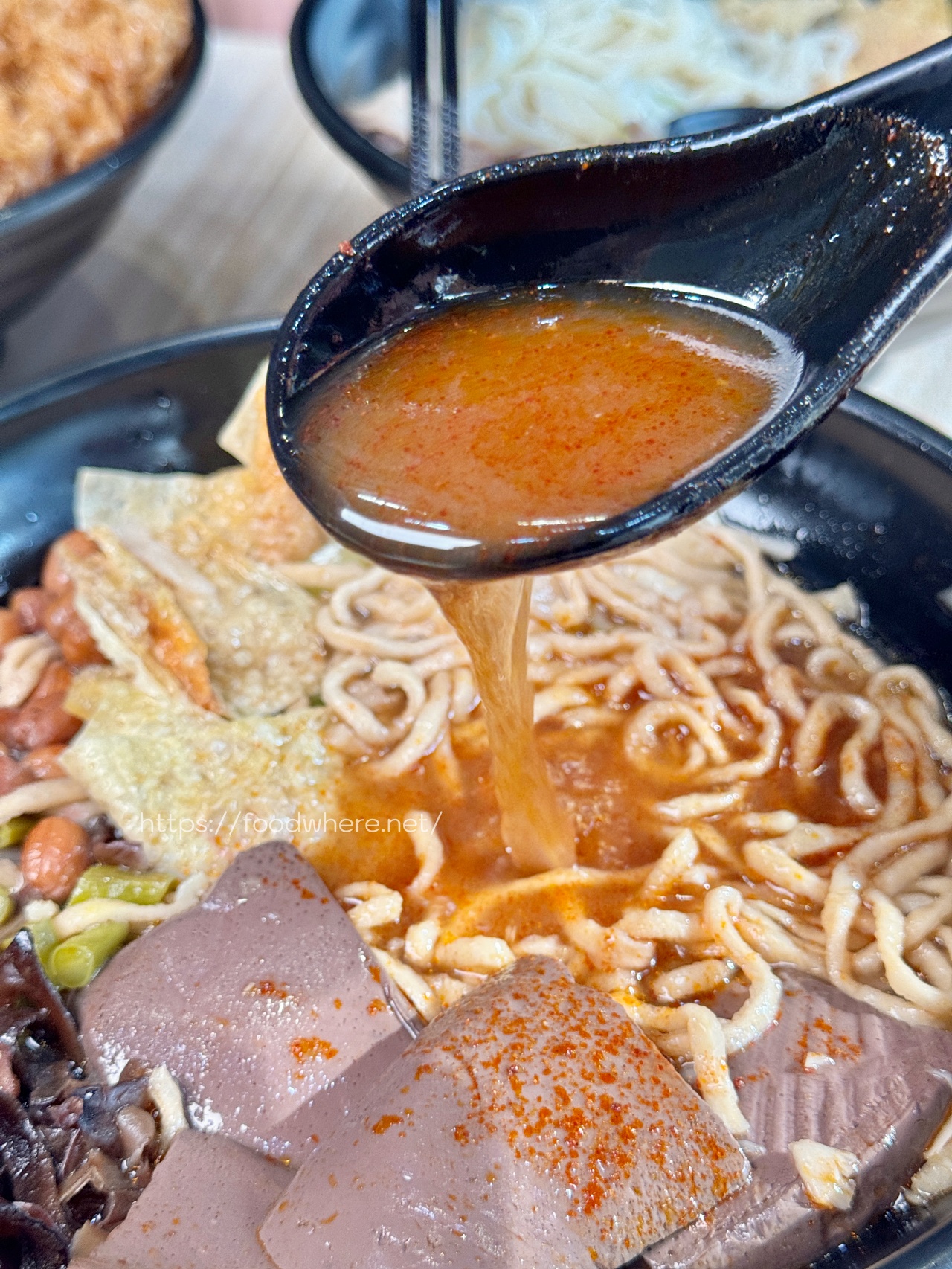 必吃限量炸蛋螺螄粉《饗螺螺螄粉楠梓德民店》麻辣鴨血店家自製口感滑嫩入味 楠梓螺螄粉 @高雄美食底對