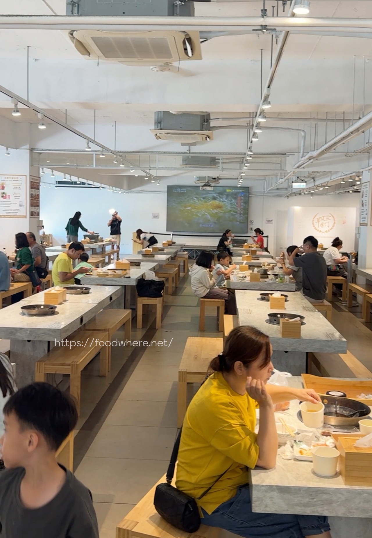 高雄生鮮超市推薦《平凡五金行》聚餐寶藏店！免費代客料理、世界頂級肉品、活體海鮮選擇多 @高雄美食底對