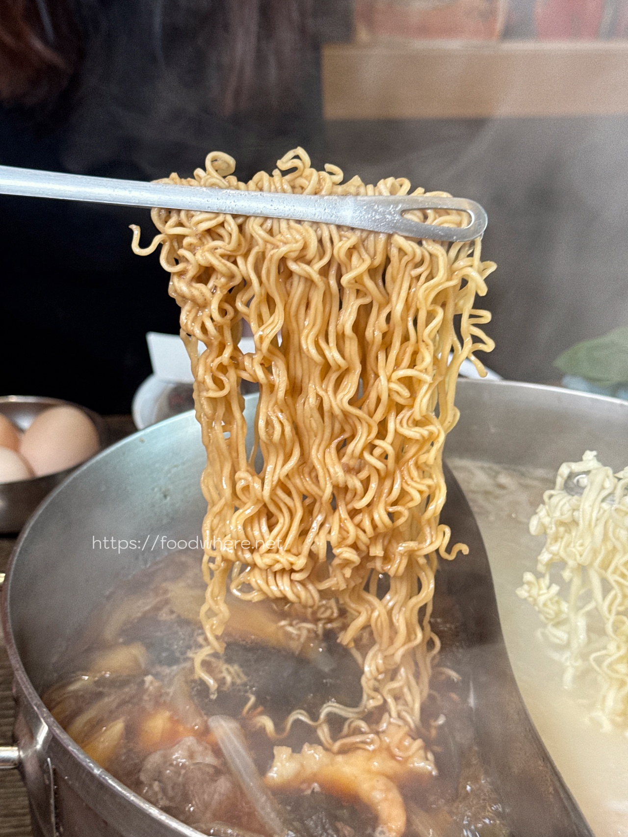 高雄壽喜燒推薦《井兵衛壽喜燒》肉控天堂！全台最浮誇壽喜燒肉盤，加點月亮蝦餅也很可以 @高雄美食底對