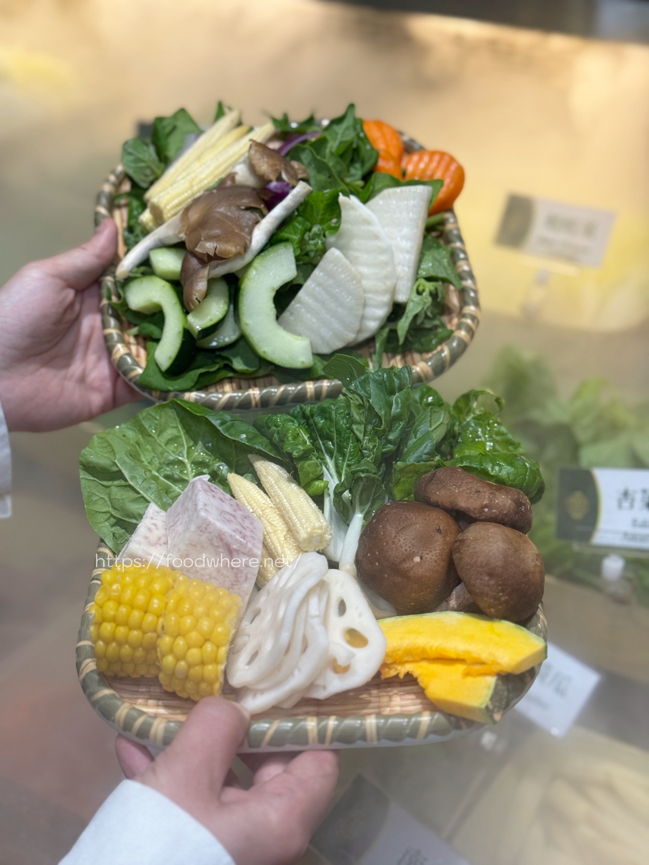 （有菜單）高雄火鍋推薦《泗川見麻辣鴛鴦鍋》絕代雙椒香麻上癮、老甕酸菜清爽解膩！自助菜吧超豐盛，套餐也能海陸大滿足 @高雄美食底對