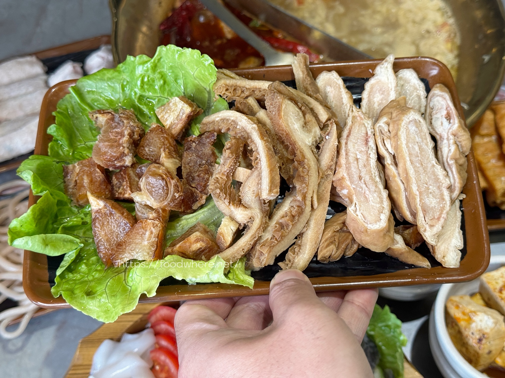 （有菜單）高雄火鍋推薦《泗川見麻辣鴛鴦鍋》絕代雙椒香麻上癮、老甕酸菜清爽解膩！自助菜吧超豐盛，套餐也能海陸大滿足 @高雄美食底對